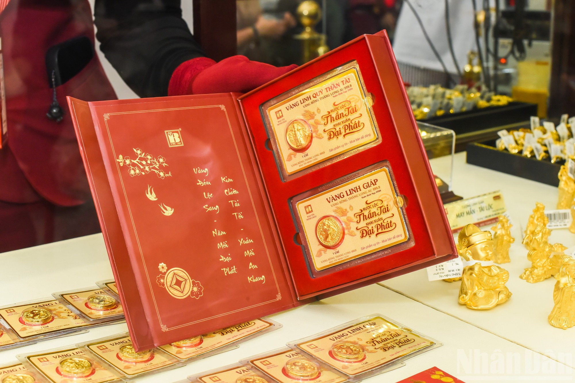 陈仁宗街的这家金店里陈列着一些黄金制品。