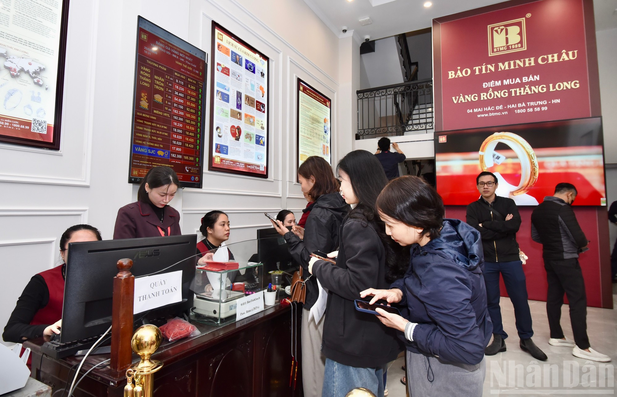 民众冒雨凌晨排队购买黄金【组图】 ảnh 9