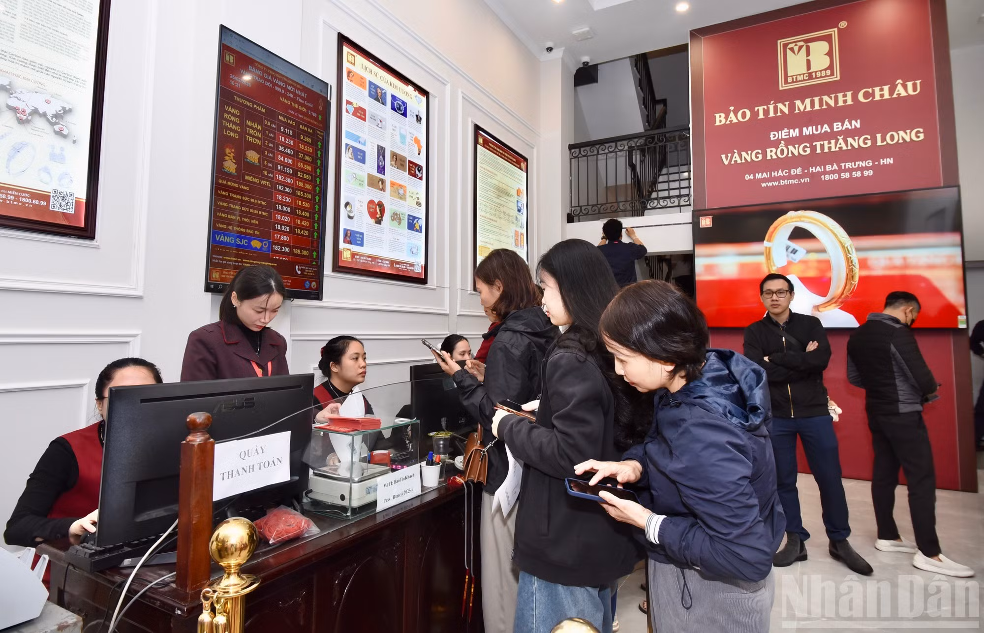 民众冒雨凌晨排队购买黄金【组图】 ảnh 9