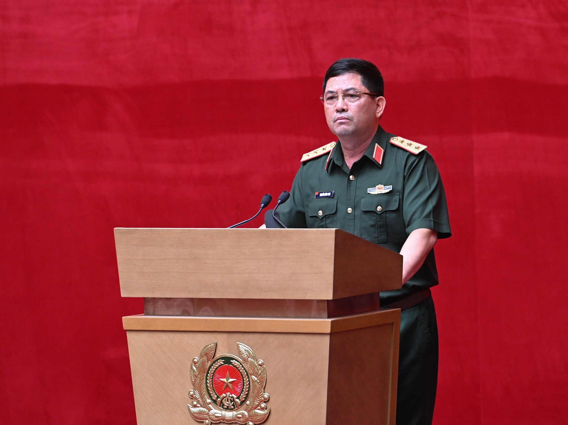 越南国防部副部长阮鸿泰上将在会上发表讲话。 越南国防部副部长阮鸿泰上将在会上发表讲话。