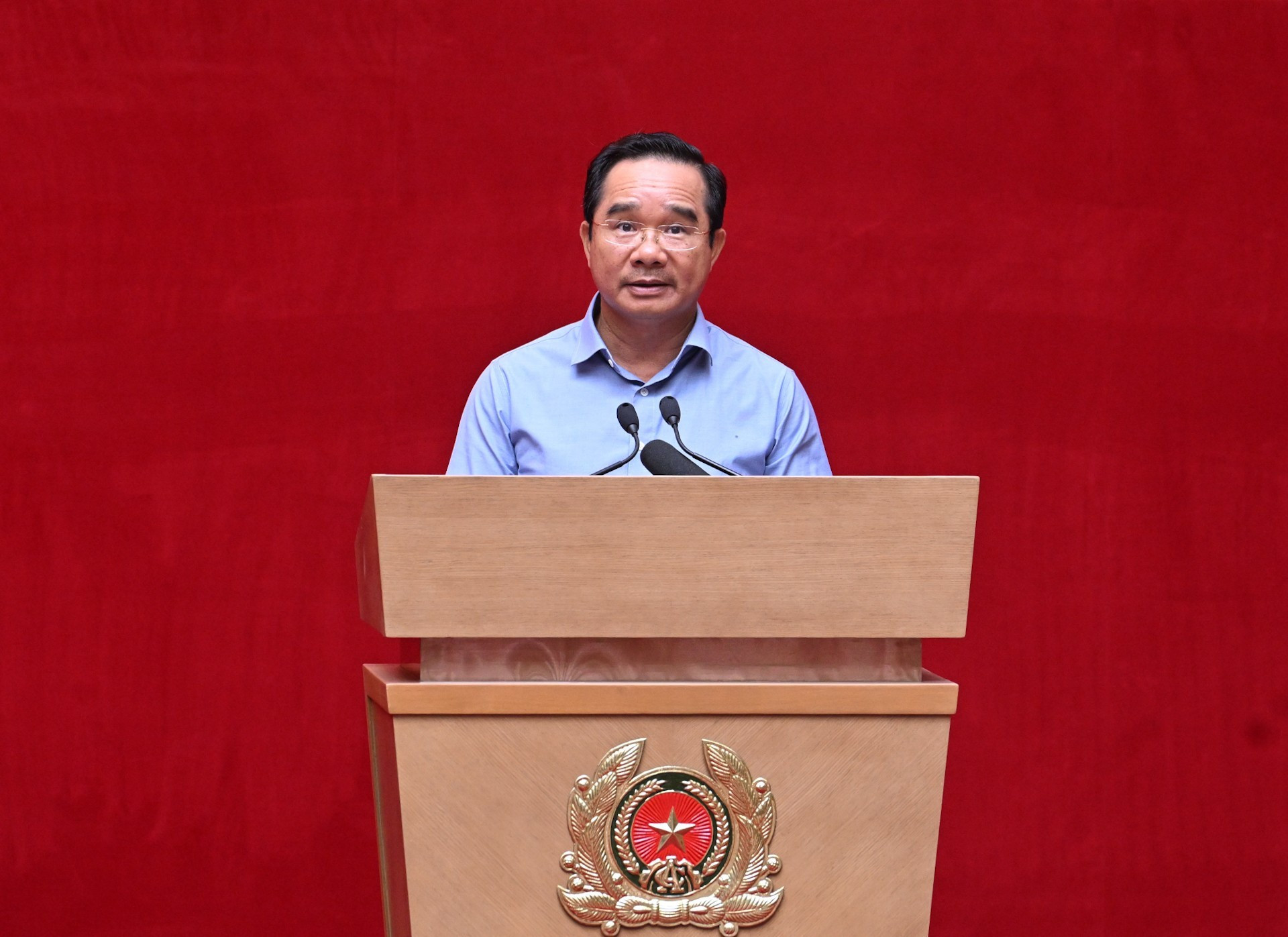 胡志明市人民委员会主席阮文得在会议上发表讲话。 胡志明市人民委员会主席阮文得在会议上发表讲话。