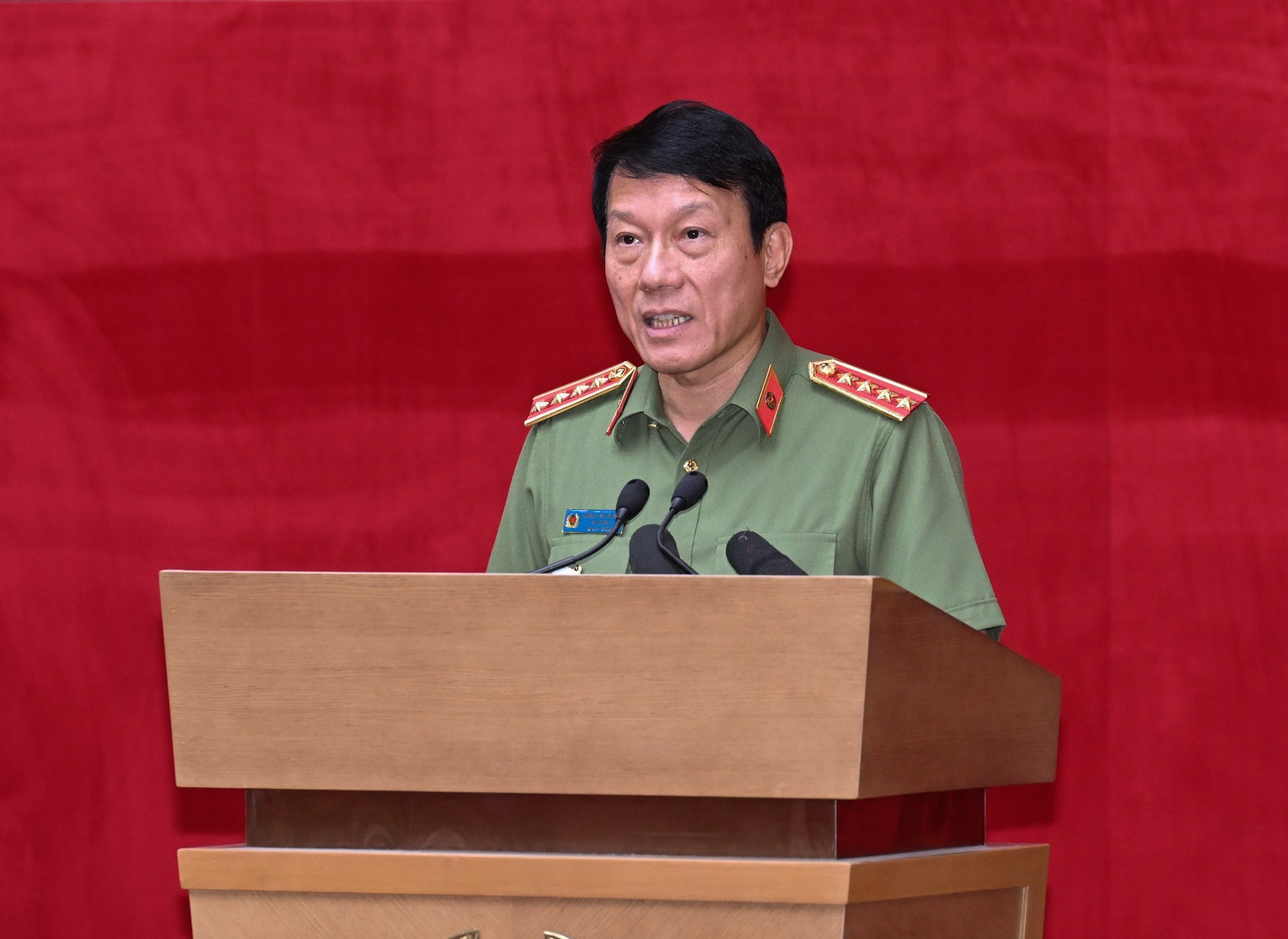 越南公安部部长梁三光大将在会上发表讲话。 越南公安部部长梁三光大将在会上发表讲话。
