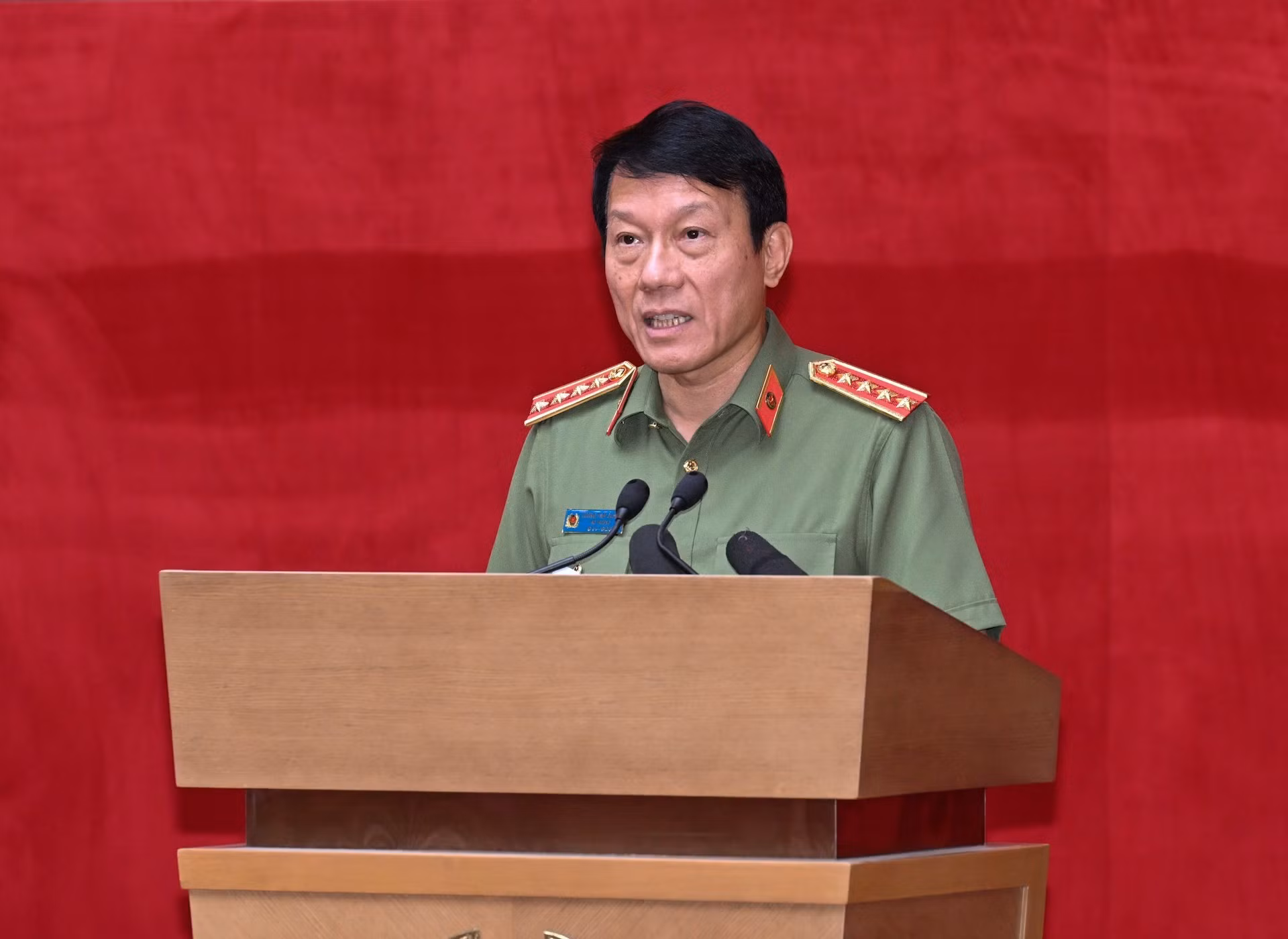 越南公安部部长梁三光大将在会上发表讲话。