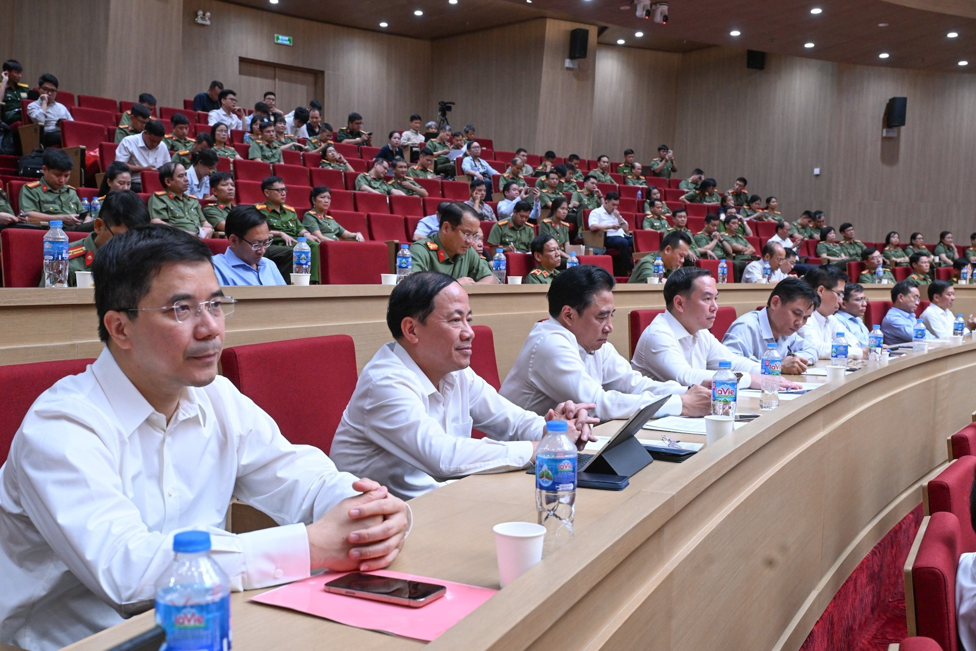 各位代表出席会议。 各位代表出席会议。