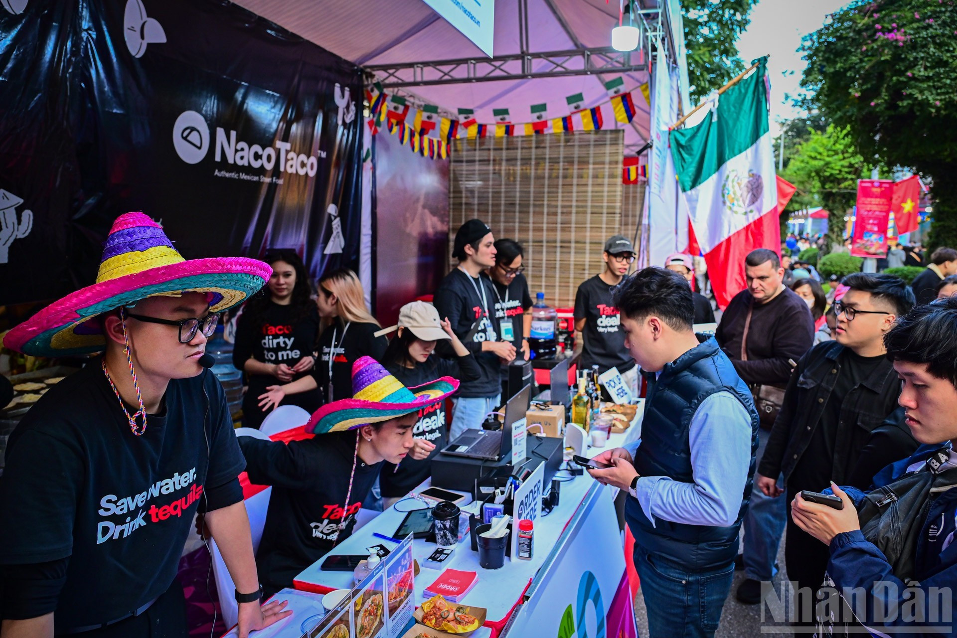 墨西哥卷饼是一道传统的墨西哥菜肴，吸引着众多食客前来品尝。