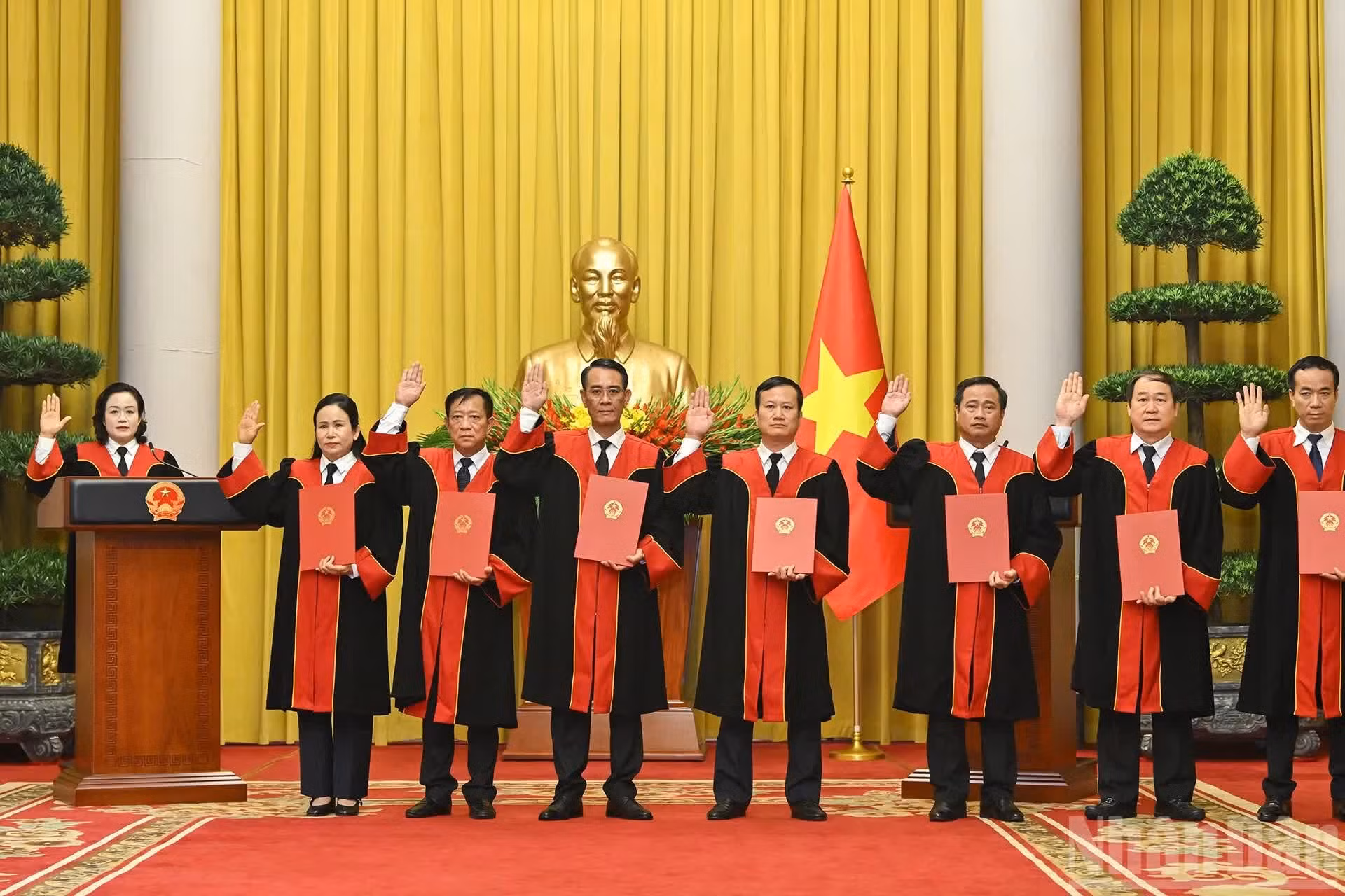 最高人民法院法官、最高人民法院副院长阮海簪同志（最左）与其他获任命的同志在仪式上宣誓。