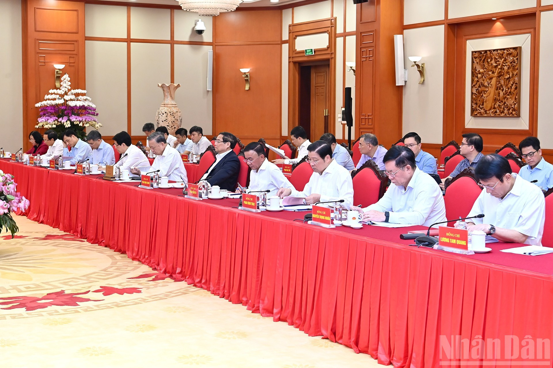 中央政治局领导代表出席会议。 中央政治局领导代表出席会议。