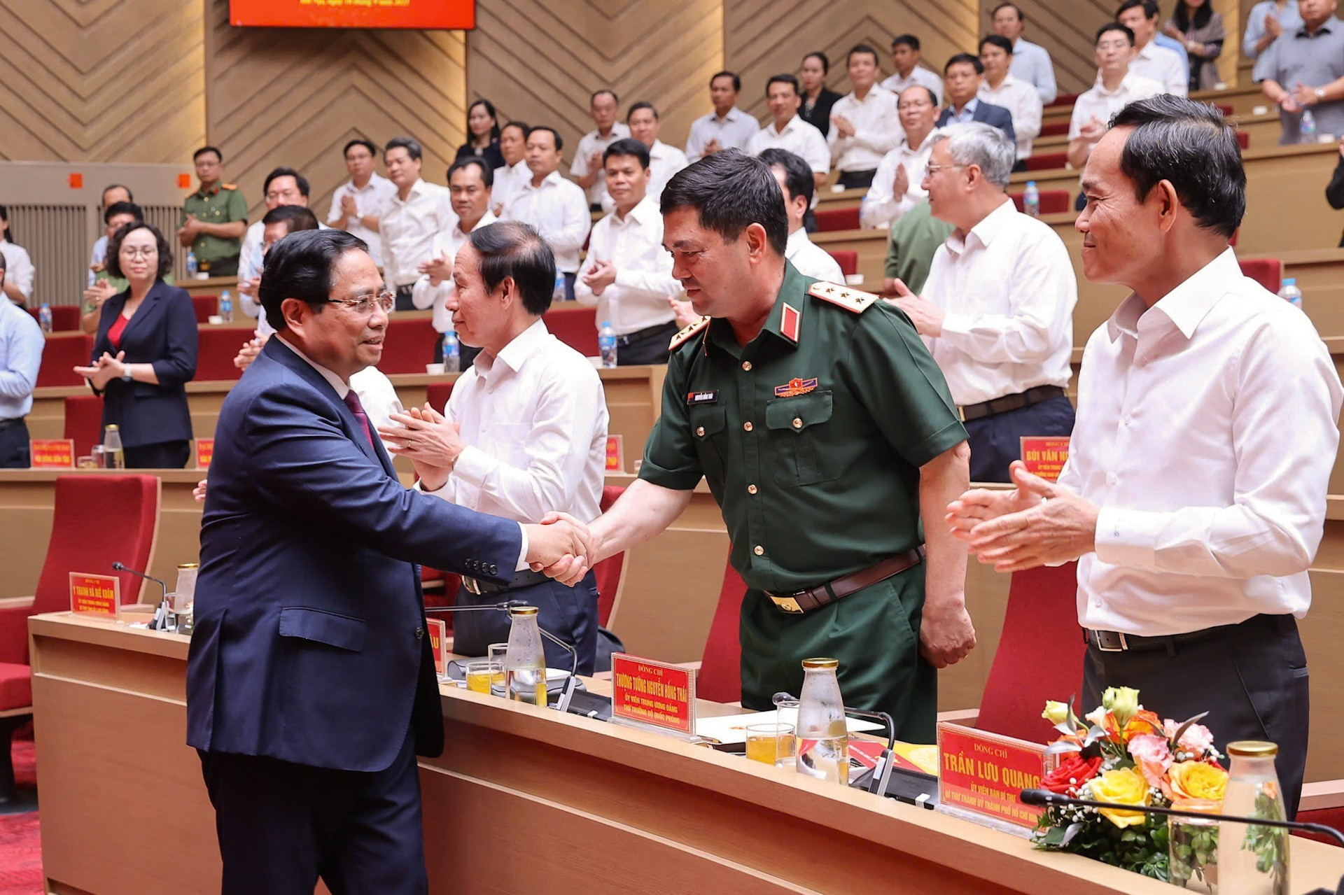 范明正总理与出席会议各位代表。 范明正总理与出席会议各位代表。