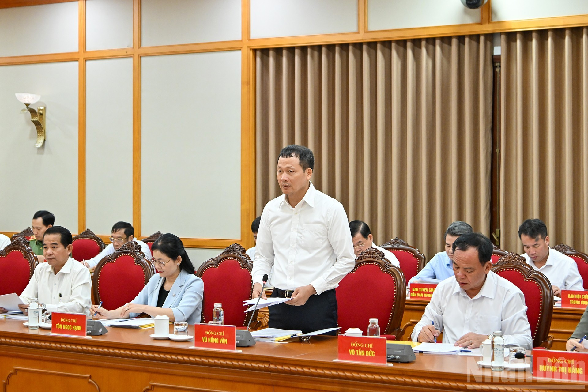 同奈省省委书记武红文在会上发表讲话。 同奈省省委书记武红文在会上发表讲话。