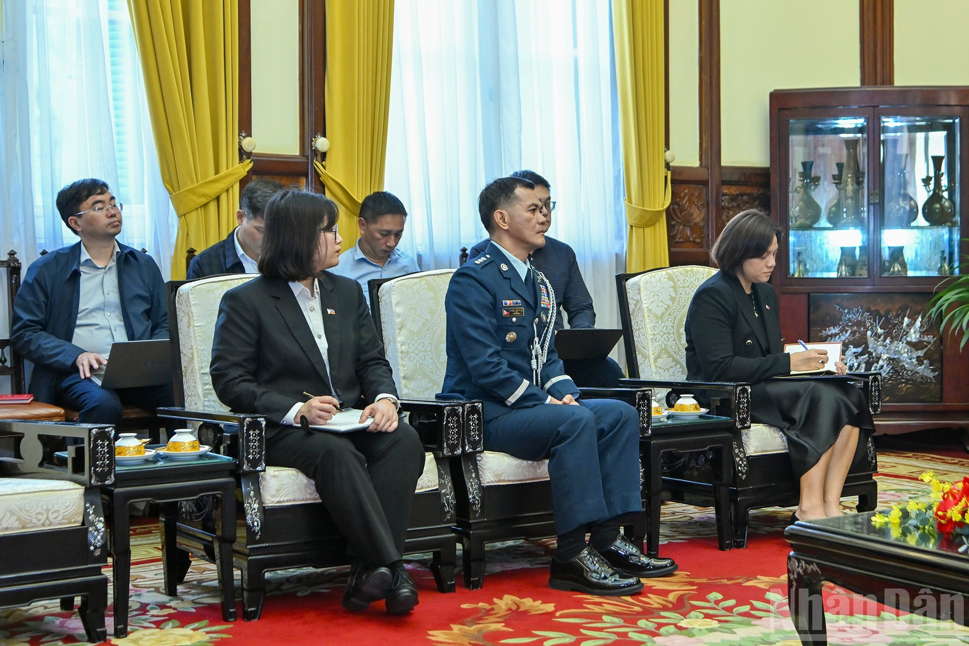 陪同梅纳尔多·洛斯·巴诺斯·蒙特阿莱格雷大使出席会见的各位代表。