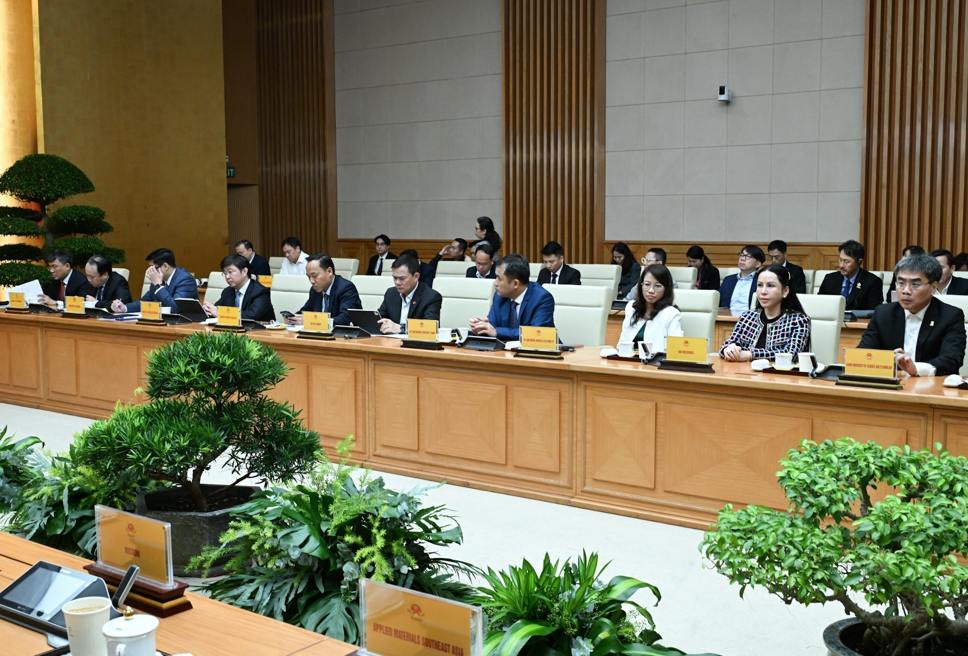 各位代表出席会见。