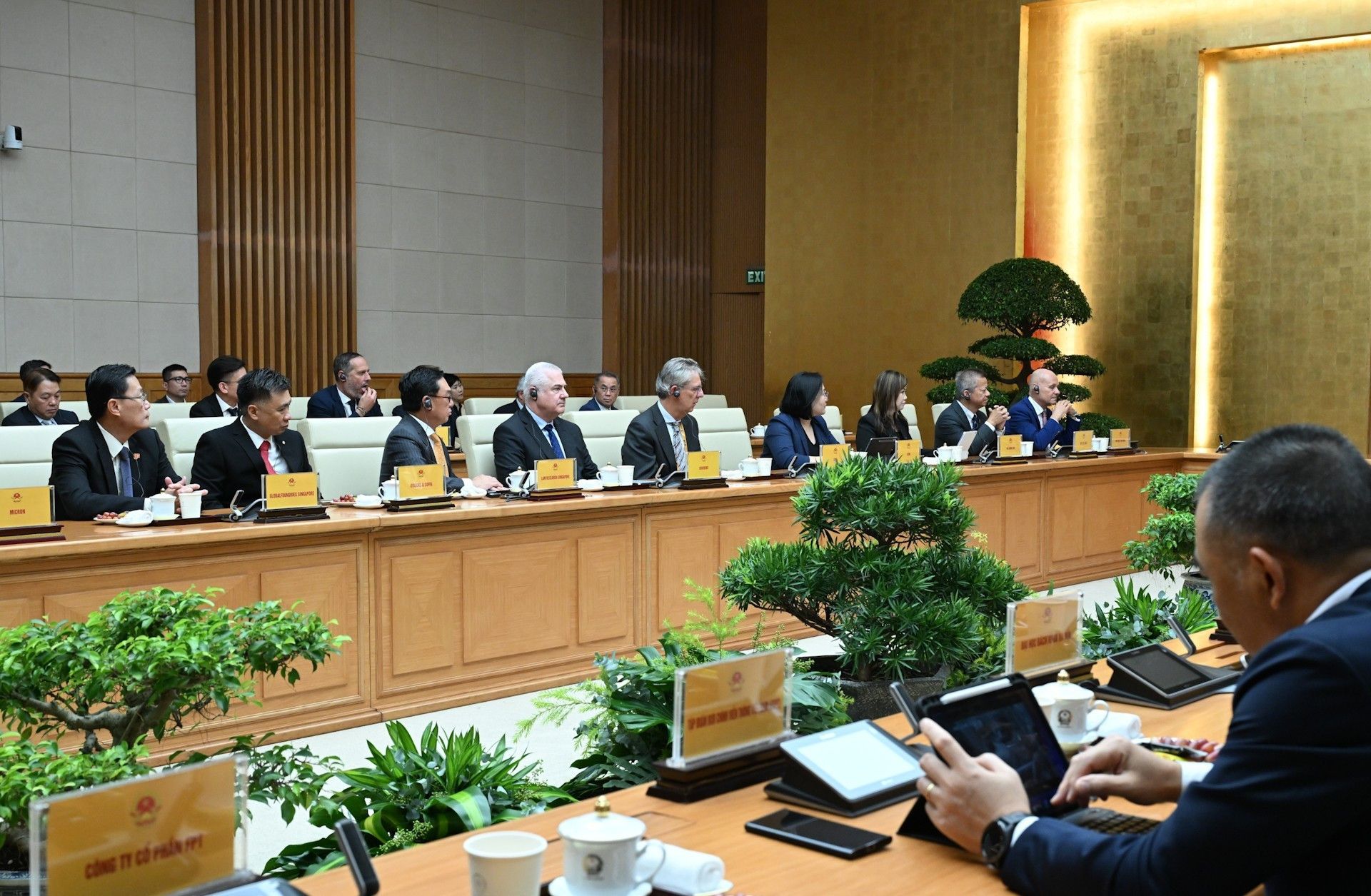 各位代表出席会见。