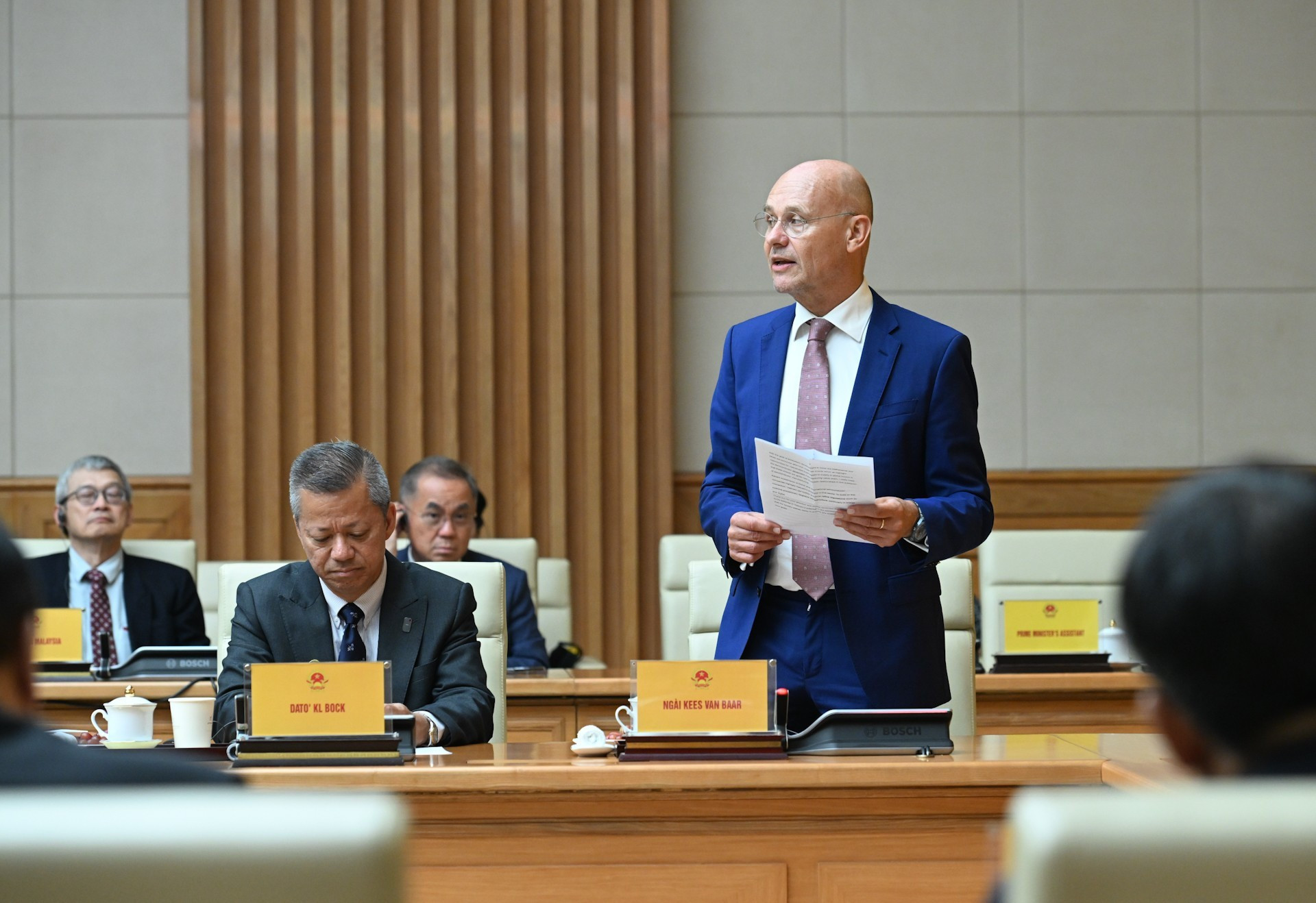 荷兰王国驻越南大使基斯·范巴尔在会上发表讲话。