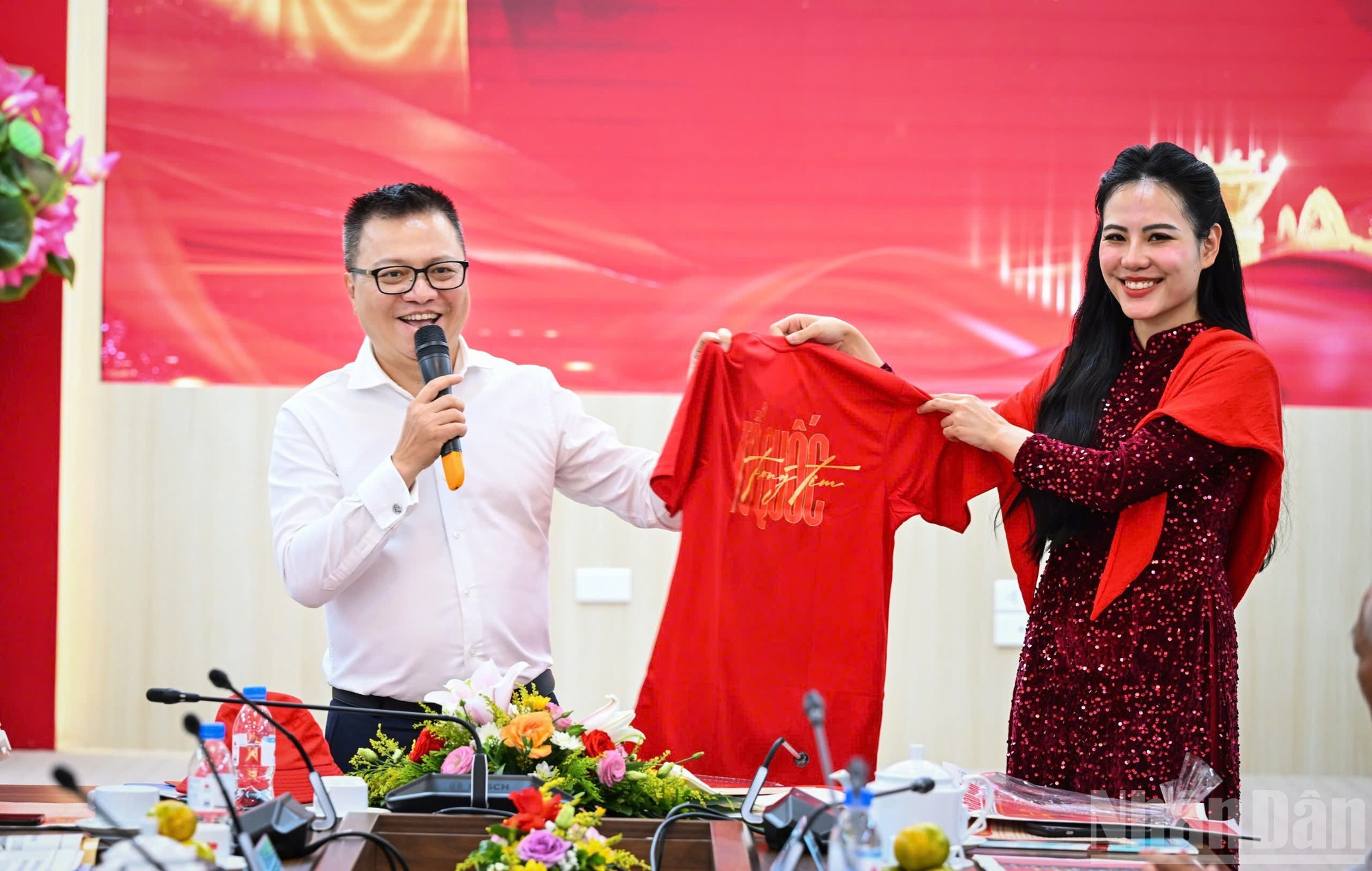 《人民报》社还推出一系列纪念品赠送读者,包括帆布袋、笔记本、服装与帽子等,营造喜迎国庆的氛围。 《人民报》社还推出一系列纪念品赠送读者,包括帆布袋、笔记本、服装与帽子等,营造喜迎国庆的氛围。