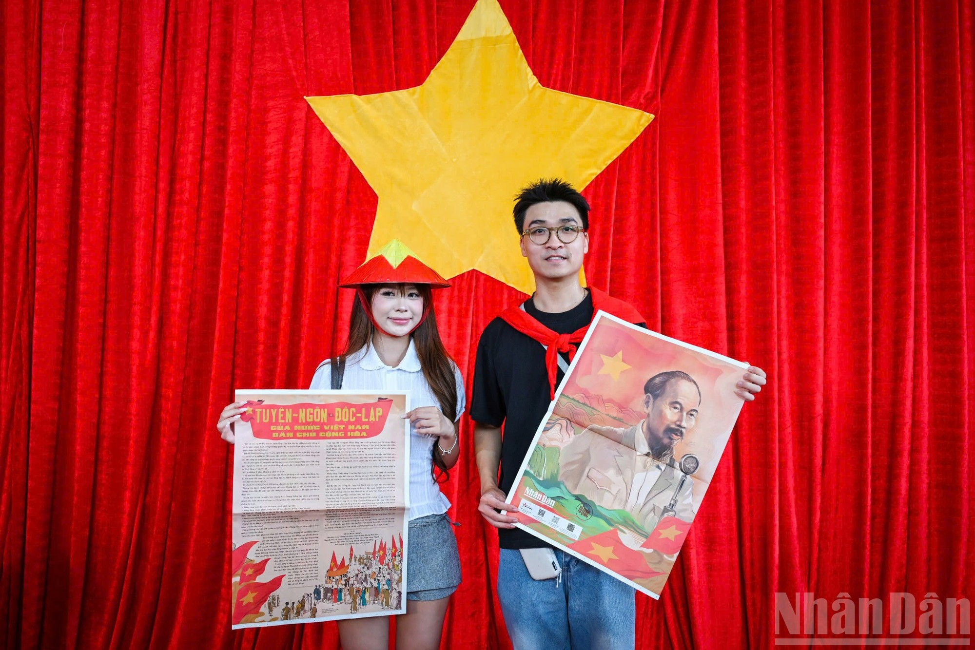 年轻人手捧《人民报》副刊,兴奋不已。 年轻人手捧《人民报》副刊,兴奋不已。