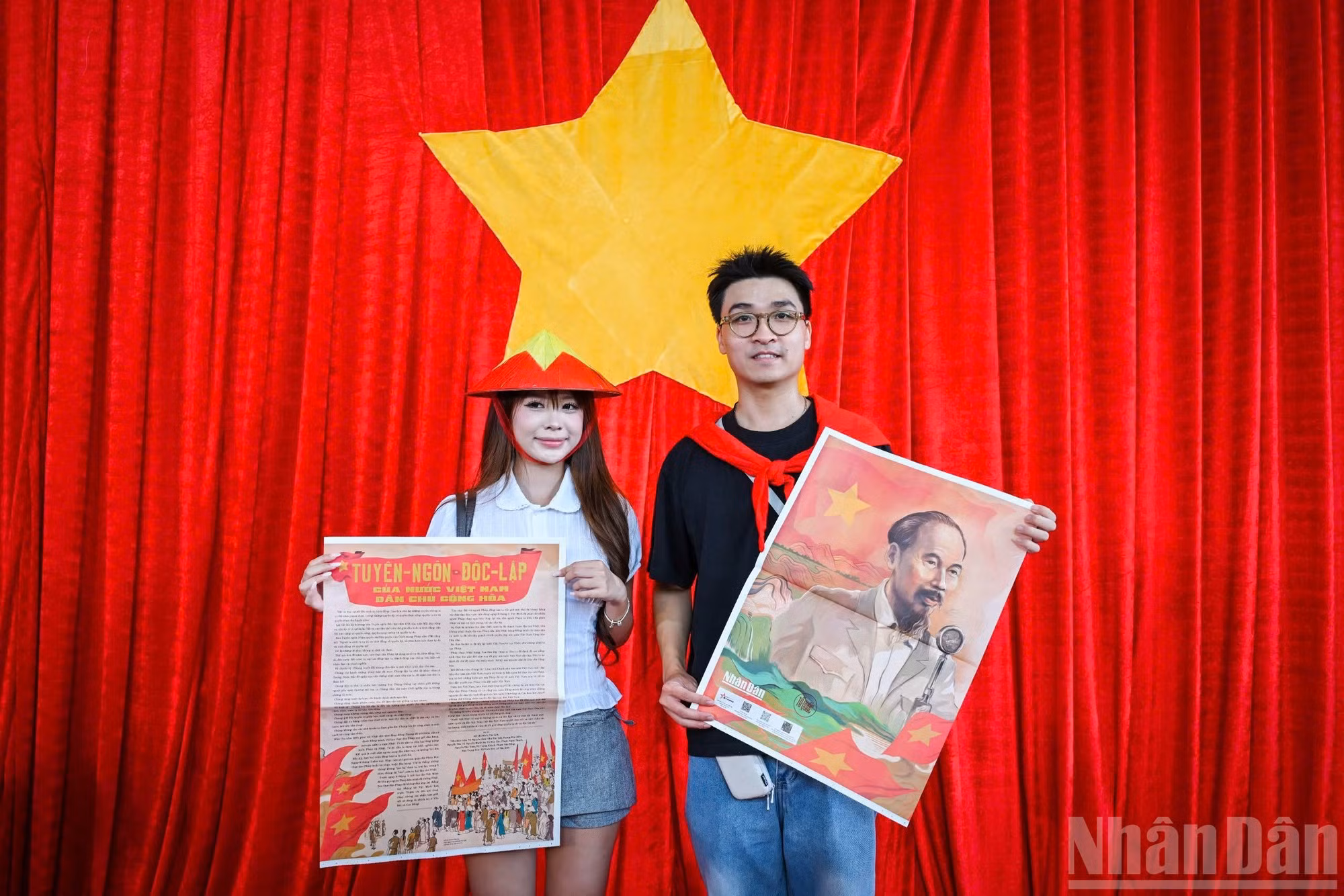 年轻人手捧《人民报》副刊，兴奋不已。