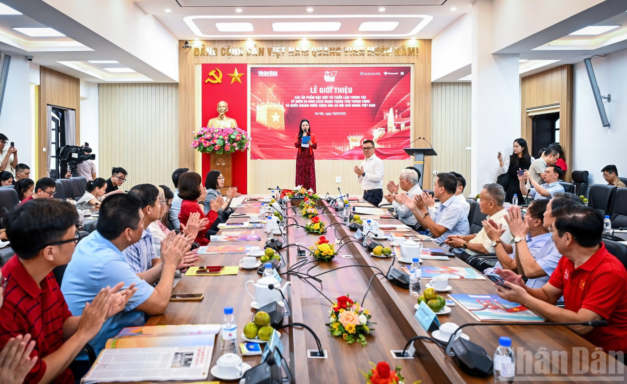 发布会场景。 发布会场景。