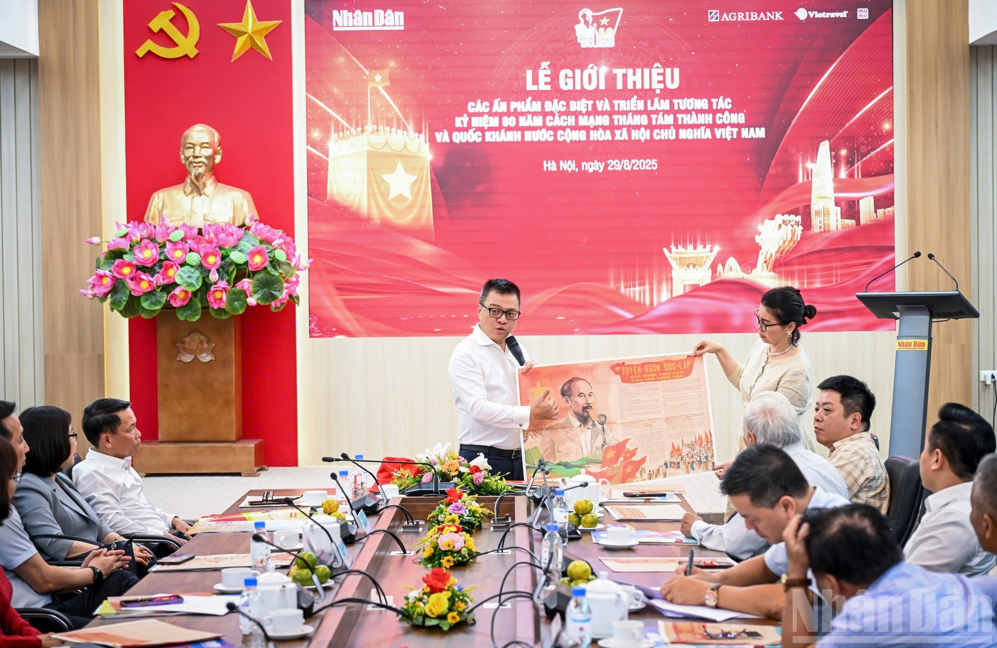 越共中央委员、《人民报》社总编辑、中央宣教与民运部副部长、越南新闻工作者协会主席黎国明介绍《人民报》国庆9·2特刊。 越共中央委员、《人民报》社总编辑、中央宣教与民运部副部长、越南新闻工作者协会主席黎国明介绍《人民报》国庆9·2特刊。