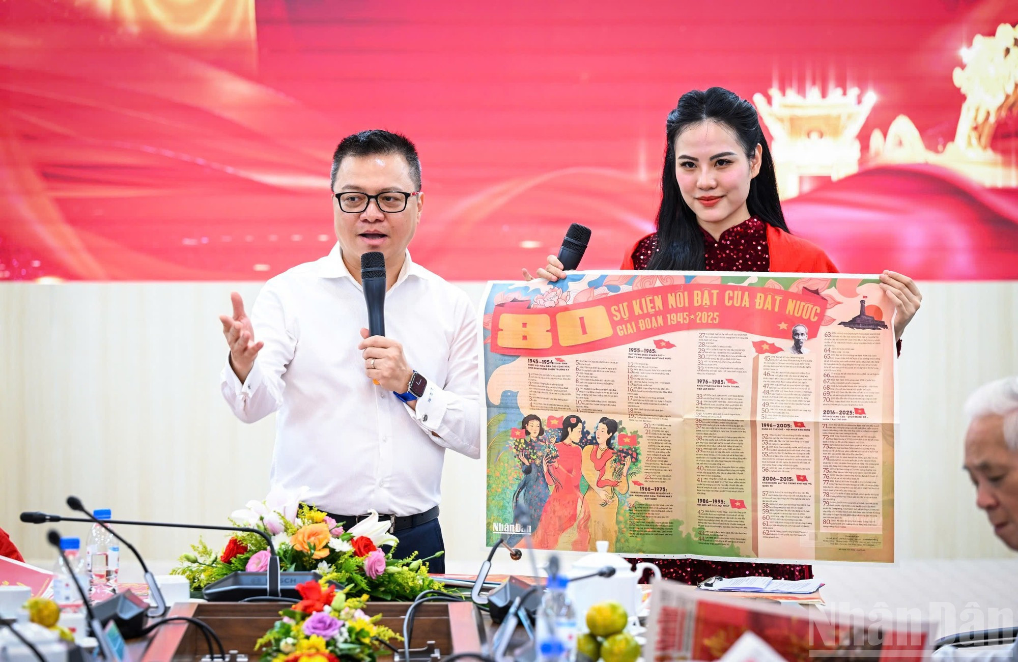 该出版物将政论、历史、人文与文化艺术素材及珍贵史料图片有机结合,既具史料价值,又有辐射效应。 该出版物将政论、历史、人文与文化艺术素材及珍贵史料图片有机结合,既具史料价值,又有辐射效应。
