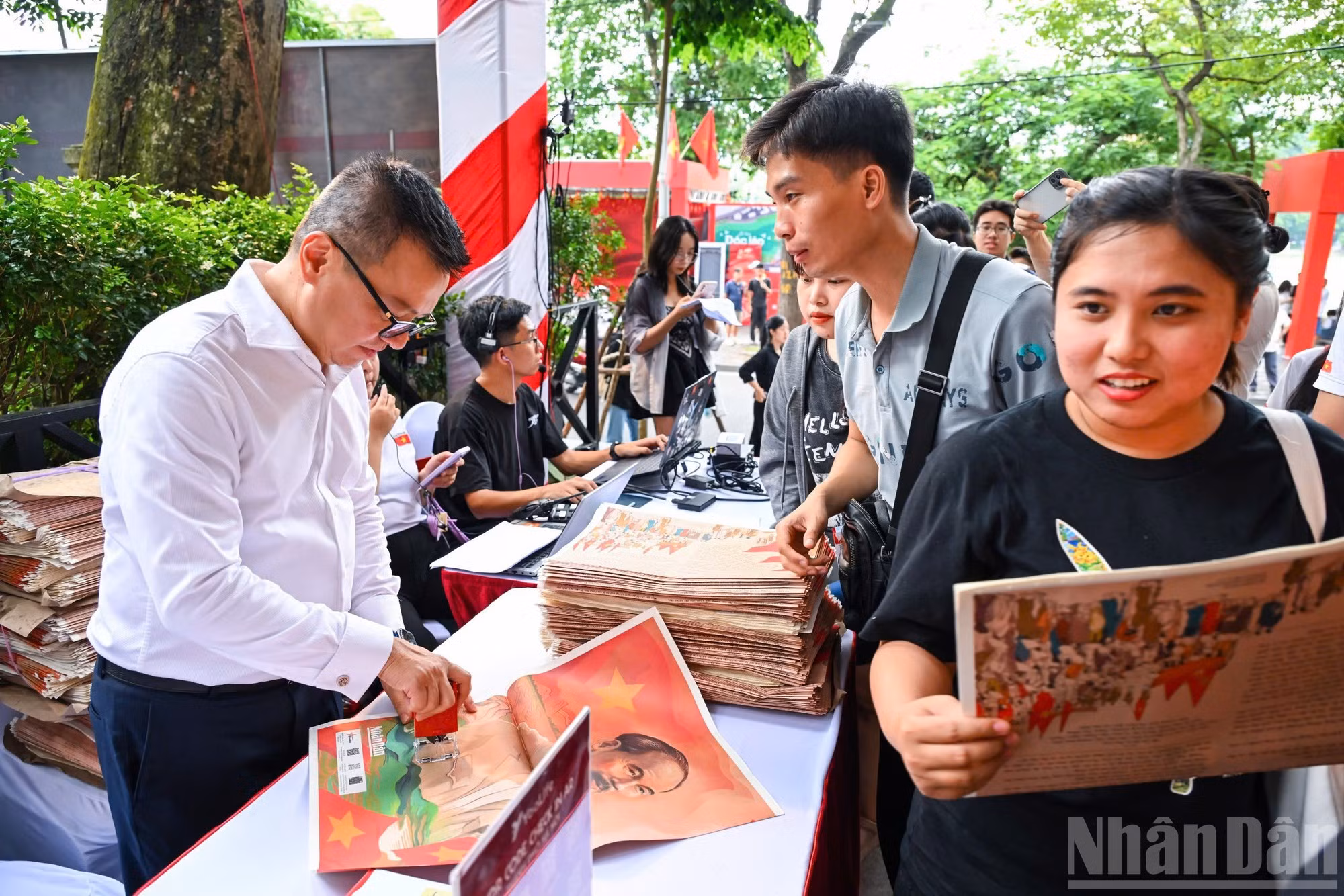 黎国明同志向人民颁发特殊副刊。