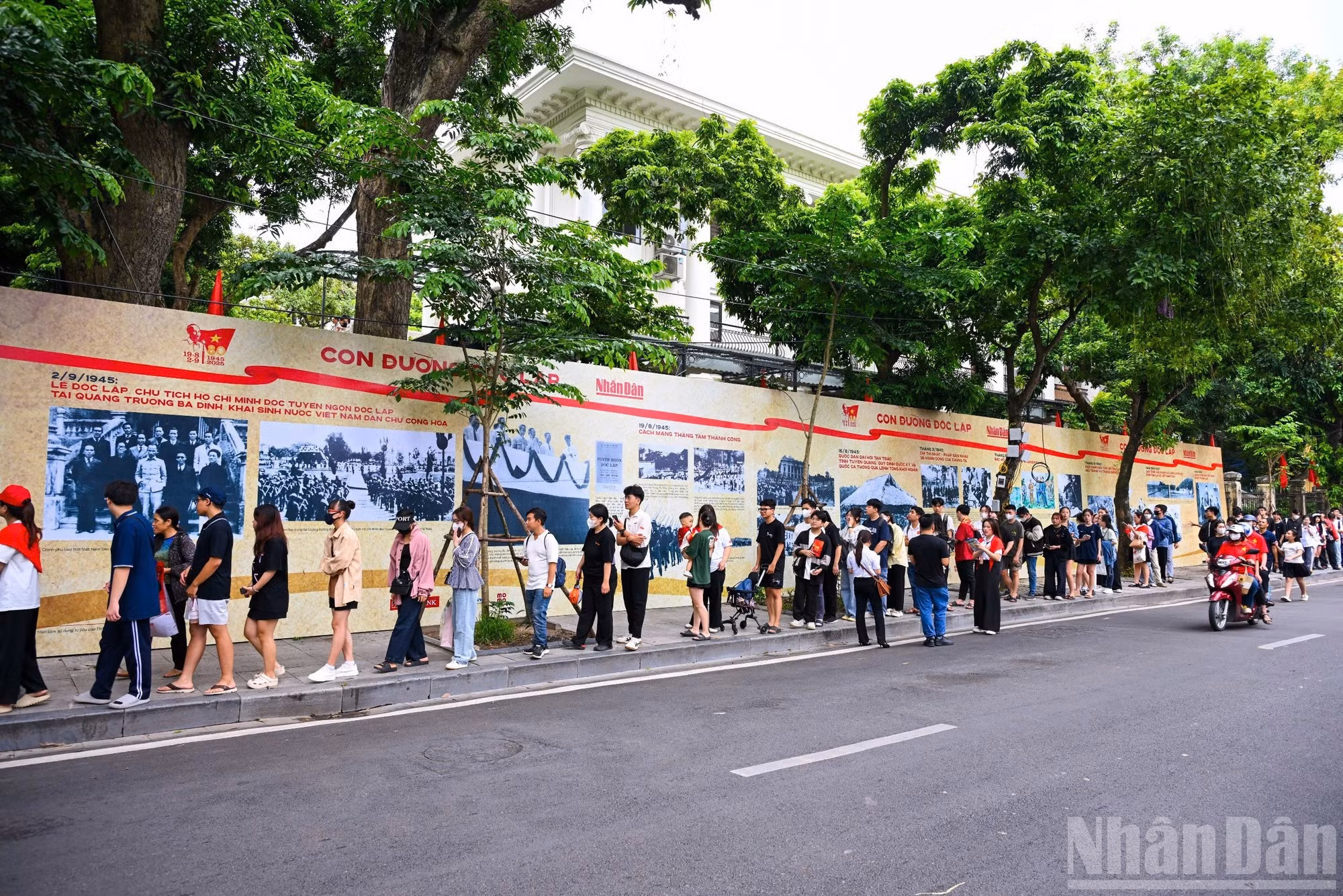 很多人前来参观展览和接过副刊。