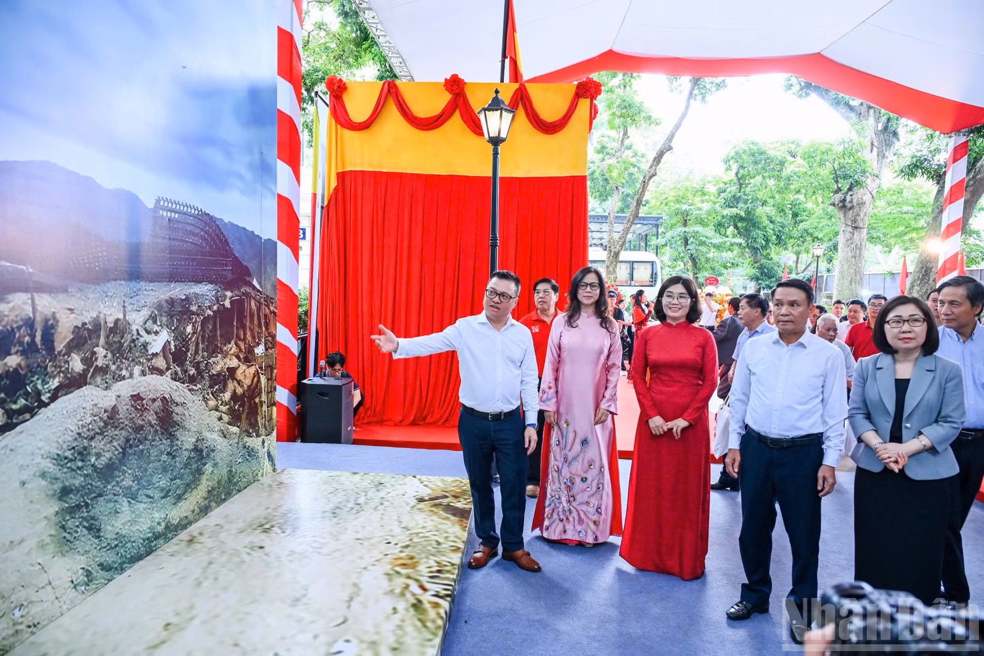 黎国明同志向各位代表介绍有关展览的信息。