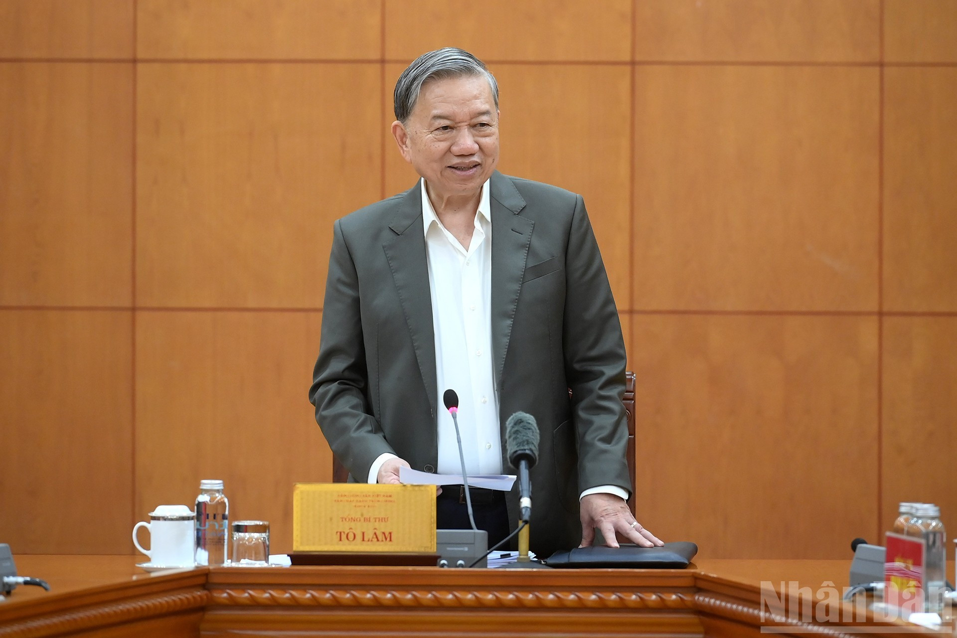 苏林总书记在会上发表讲话。