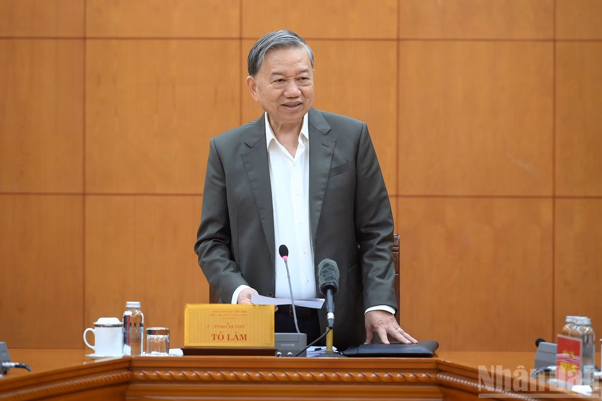 苏林总书记在会上发表讲话。