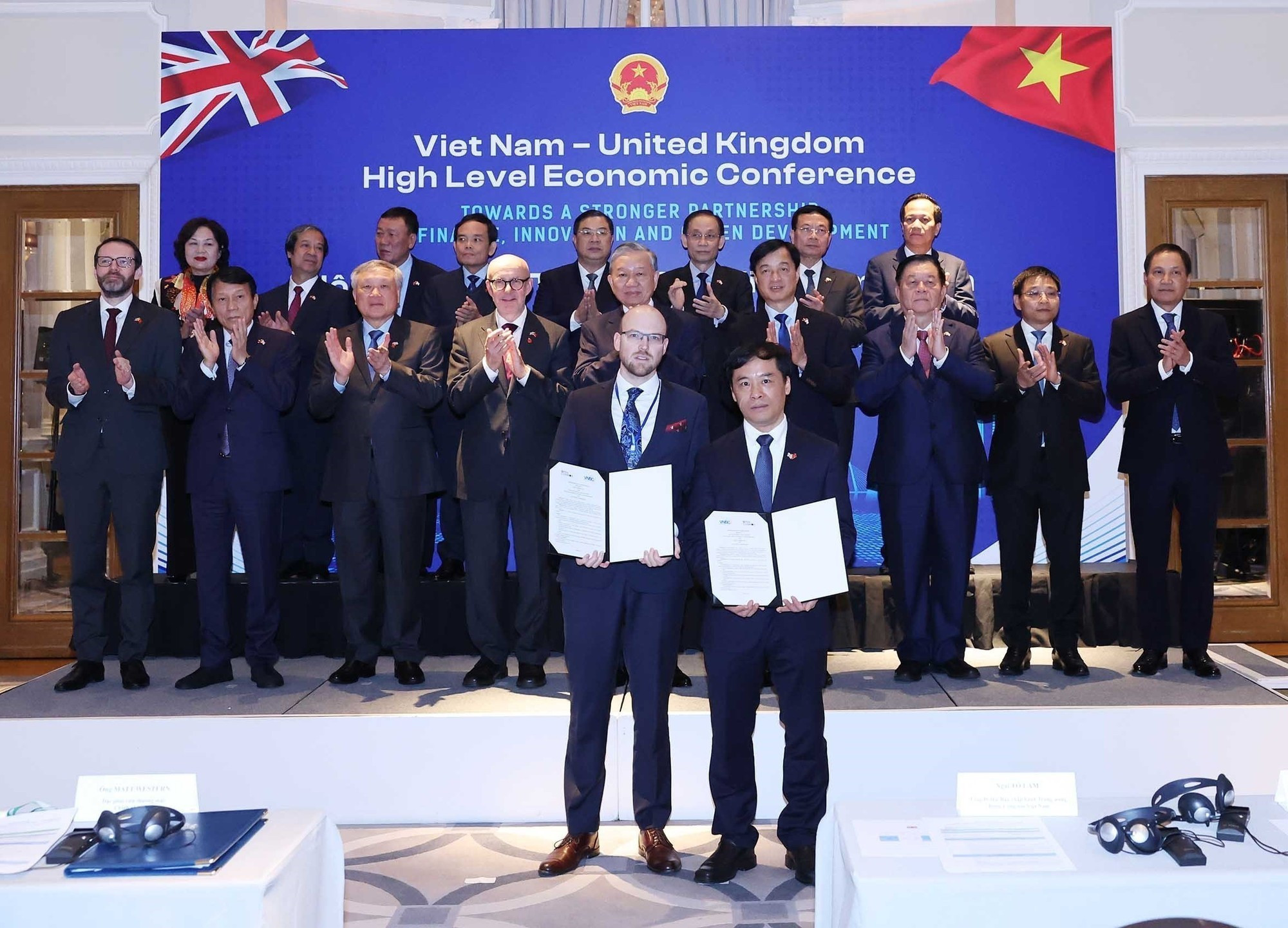 苏林总书记见证了两国各部委、机构、地方政府和企业间合作协议的交换仪式。 苏林总书记见证了两国各部委、机构、地方政府和企业间合作协议的交换仪式。