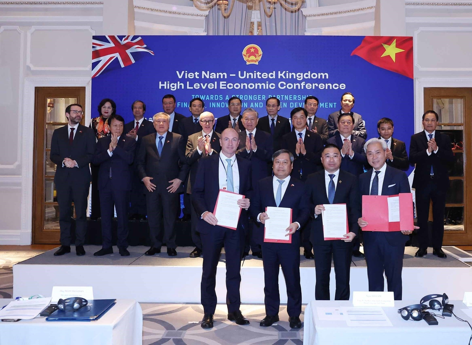 苏林总书记见证了两国各部委、机构、地方政府和企业间合作协议的交换仪式。 苏林总书记见证了两国各部委、机构、地方政府和企业间合作协议的交换仪式。