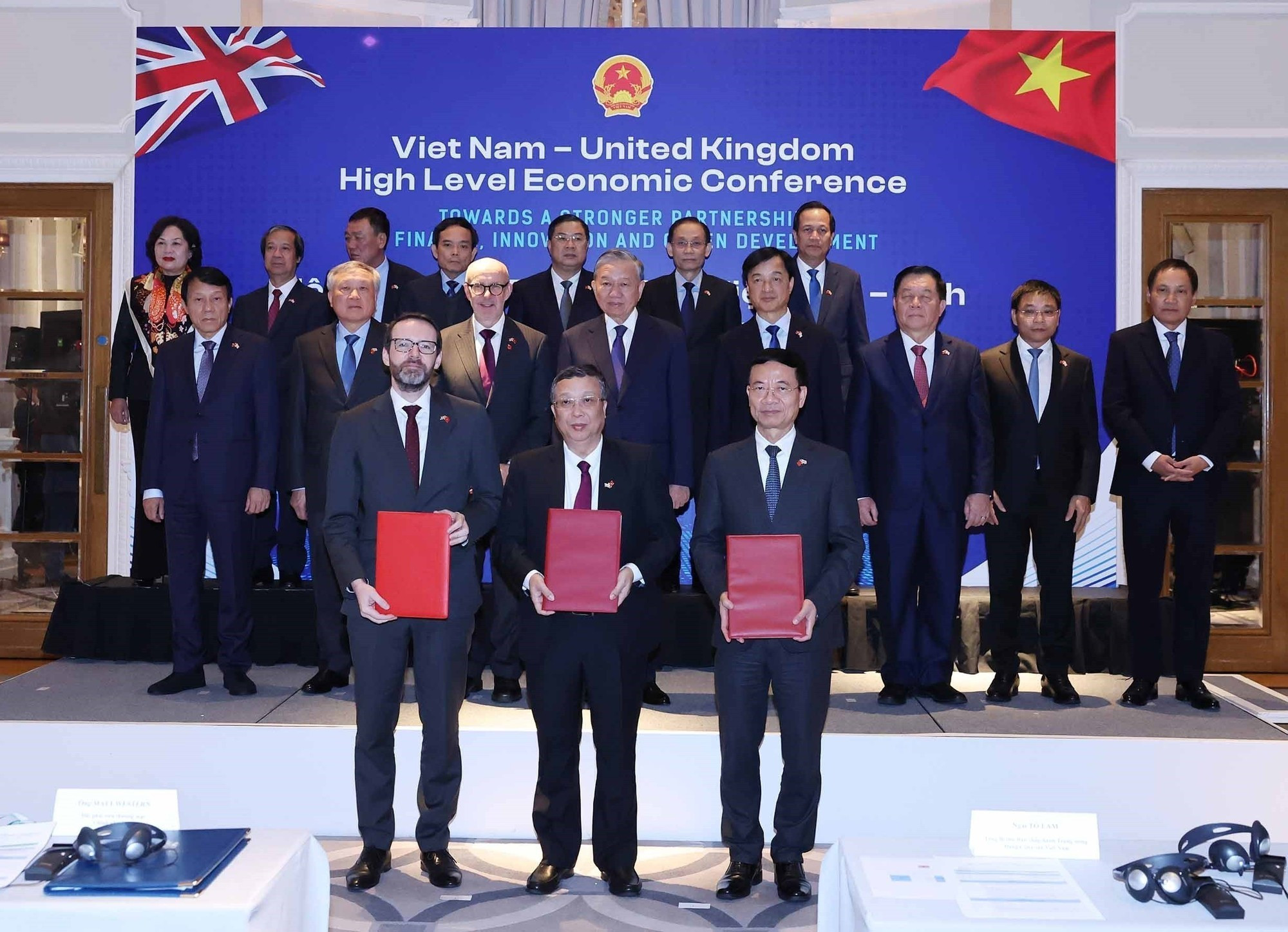 苏林总书记见证了两国各部委、机构、地方政府和企业间合作协议的交换仪式。 苏林总书记见证了两国各部委、机构、地方政府和企业间合作协议的交换仪式。