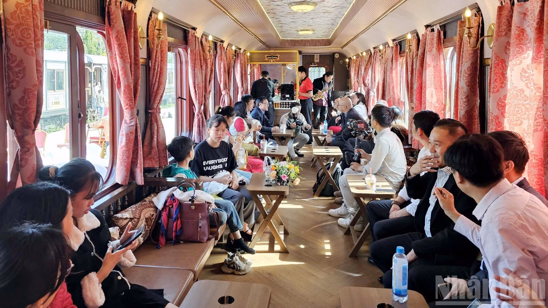 游客们在行程长为14公里的复古“大叻咖啡列车”上享用越南咖啡和欣赏音乐。