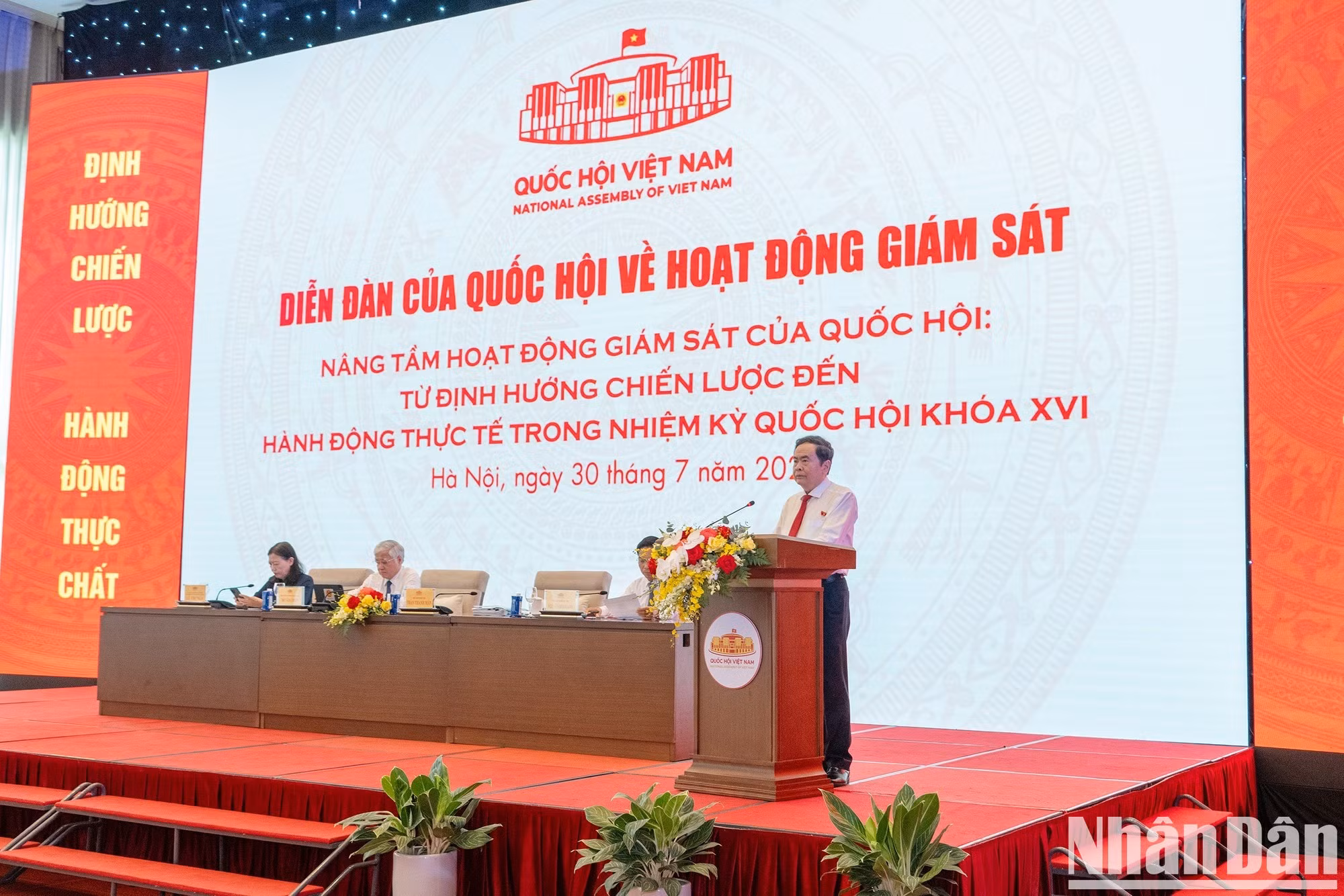 国会主席陈青敏在论坛上致开幕词。