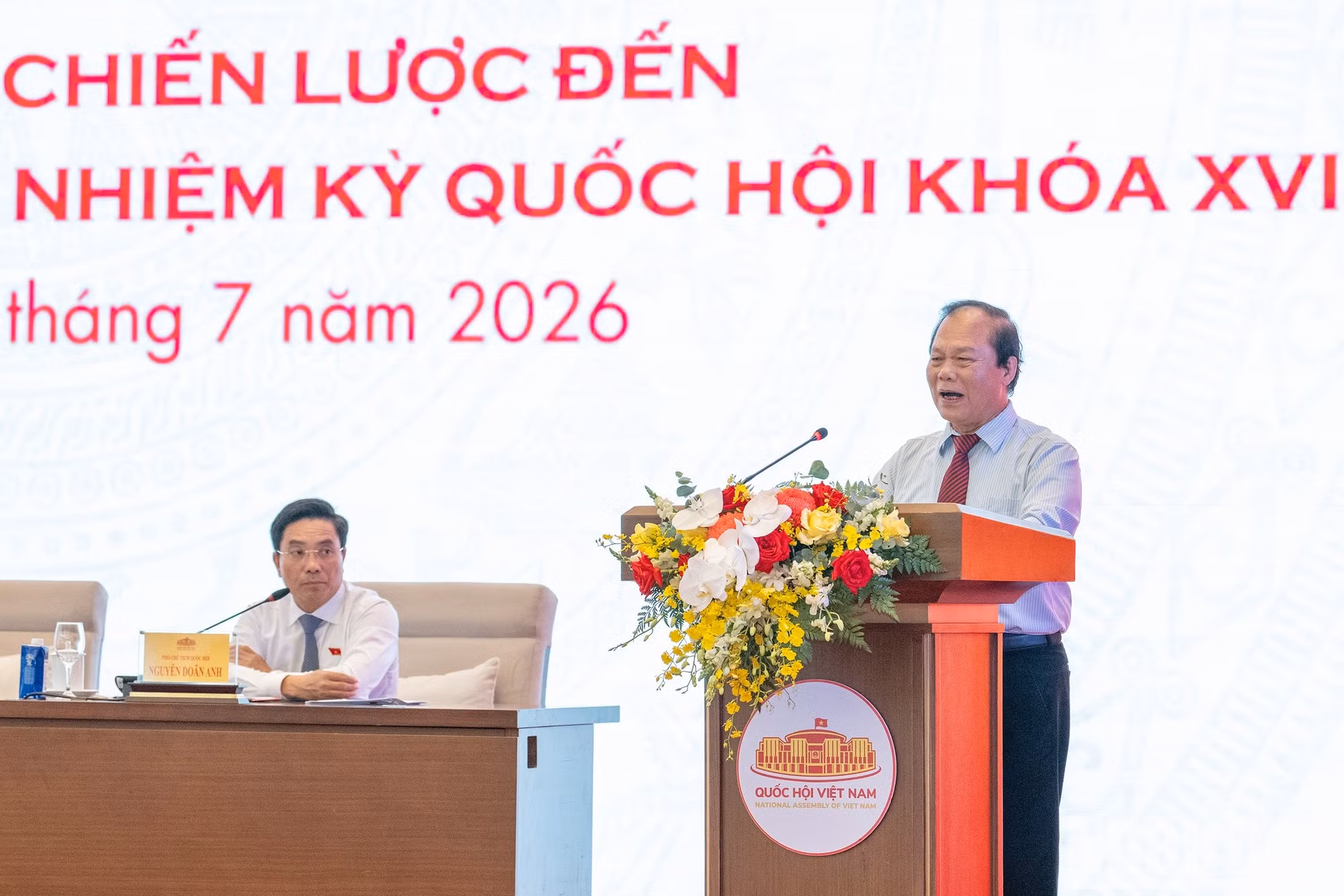 国会原法律委员会主任潘忠理发表参论。