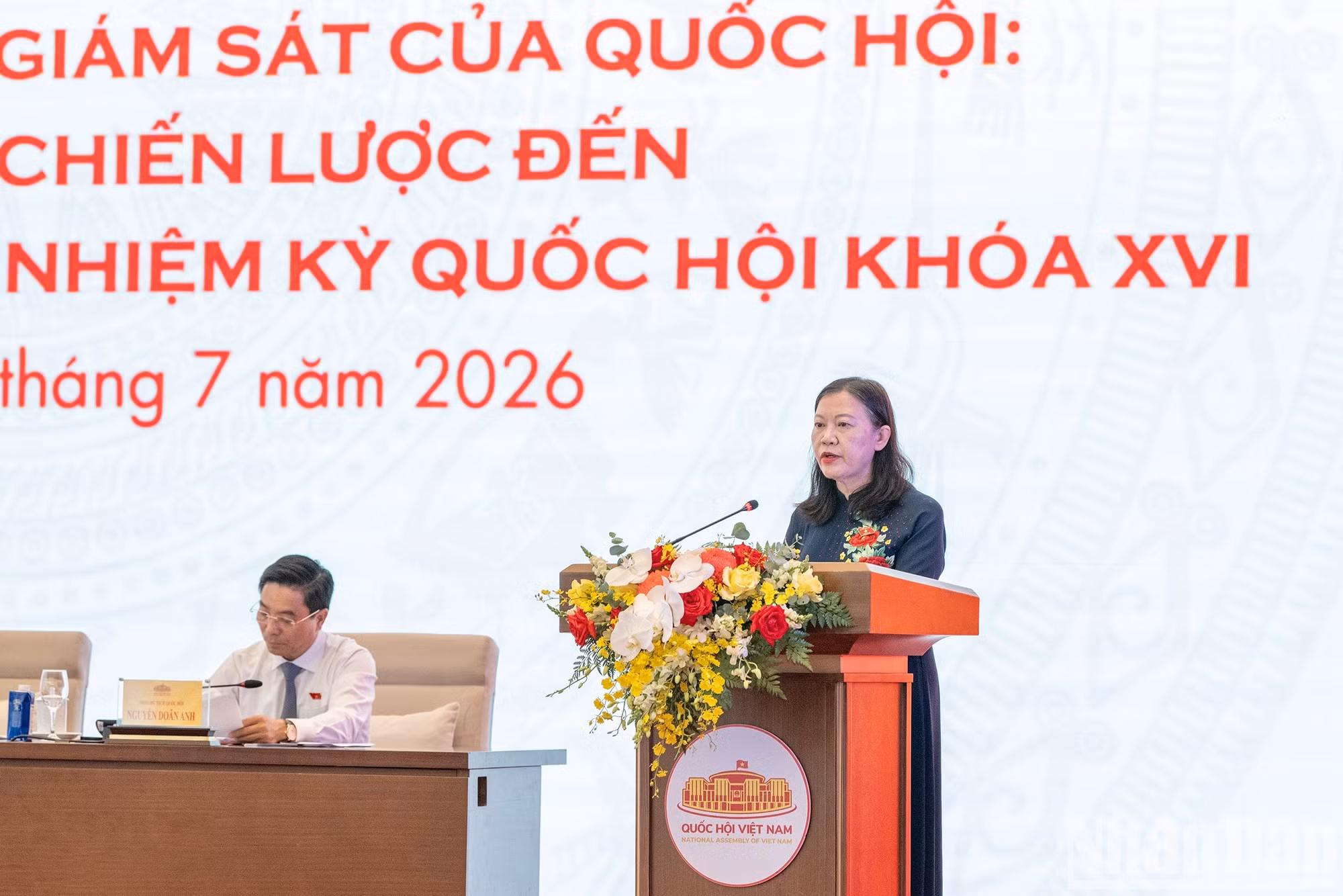 国会民愿与监督委员会主任黎氏娥在论坛上作报告。