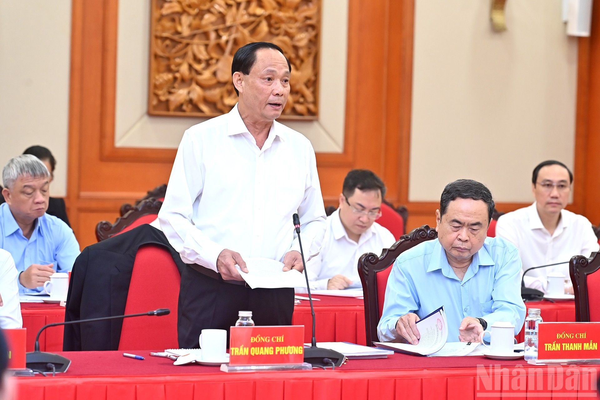 越南国会主席陈光方在工作会议上作报告。 越南国会主席陈光方在工作会议上作报告。