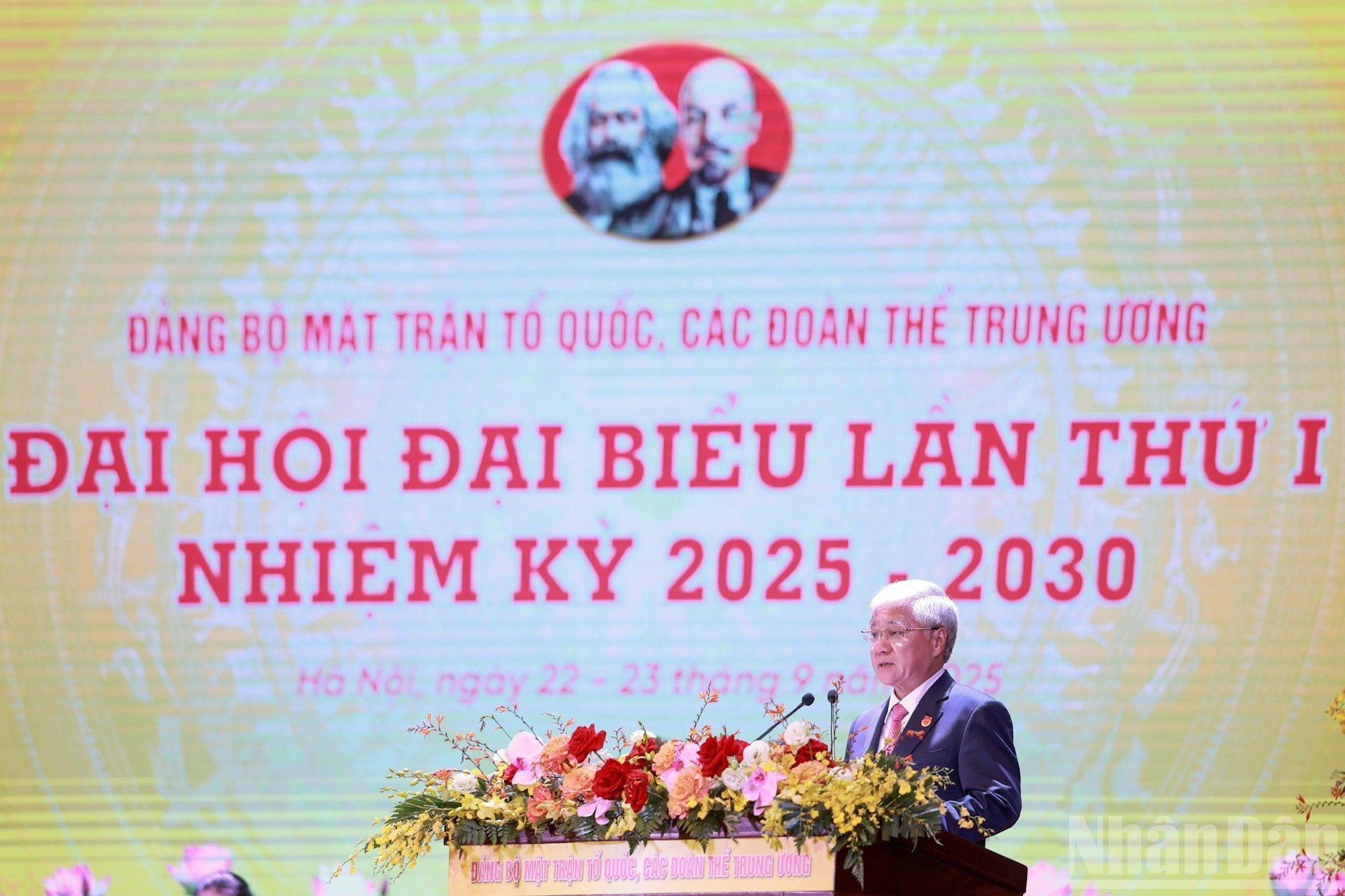 越南祖国阵线和中央各团体党委书记、越南祖国阵线中央委员会主席杜文战在大会上致开幕词。 越南祖国阵线和中央各团体党委书记、越南祖国阵线中央委员会主席杜文战在大会上致开幕词。