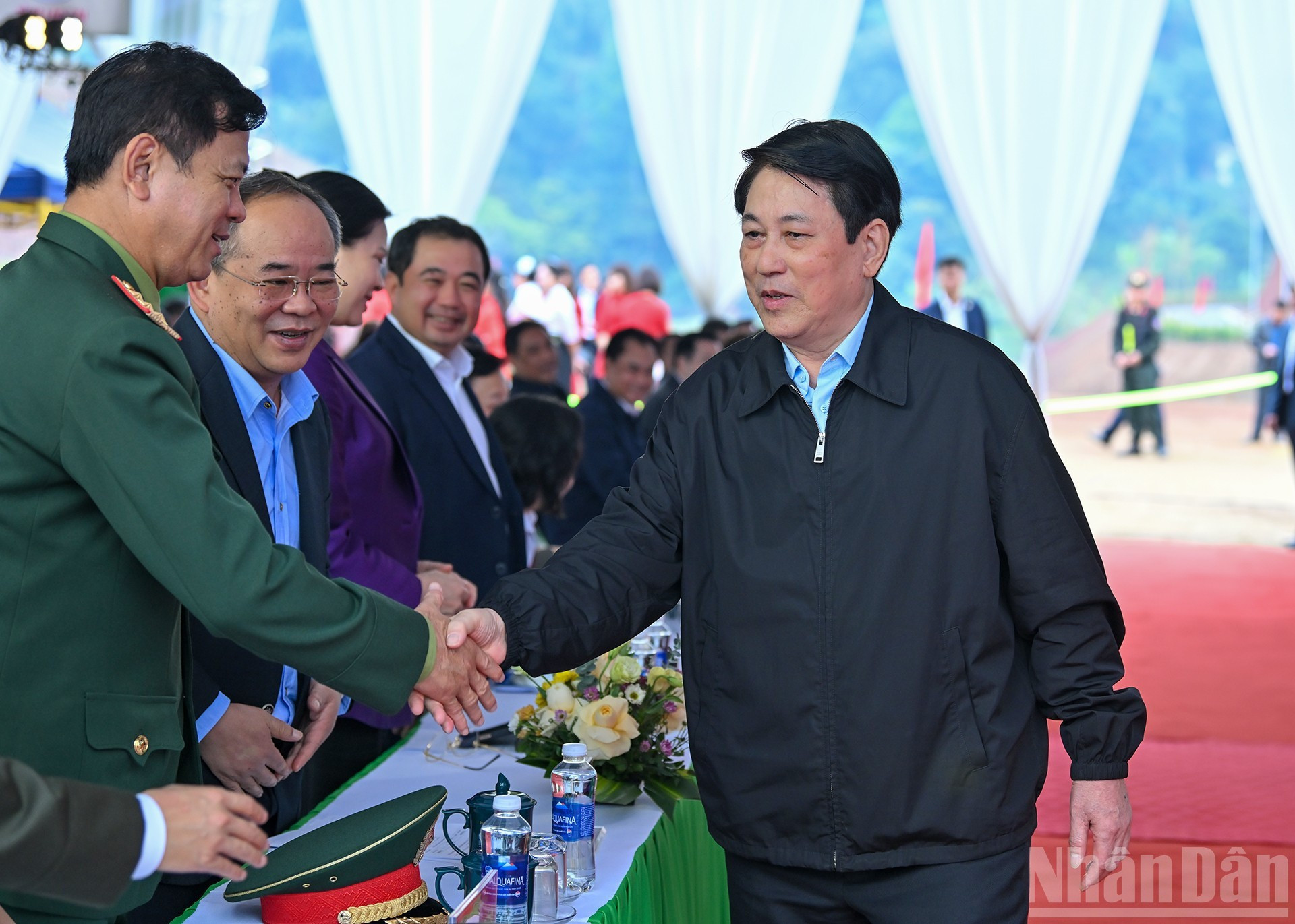 梁强主席与出席仪式的各位代表。