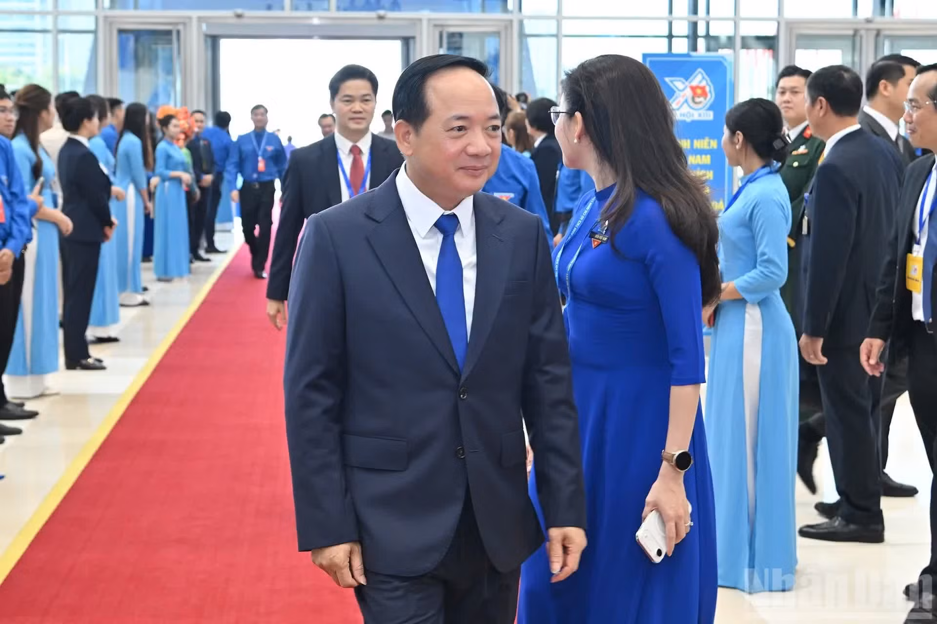 越共中央政治局委员、中央书记处书记、中央宣教与民运部部长郑文决前来出席大会。