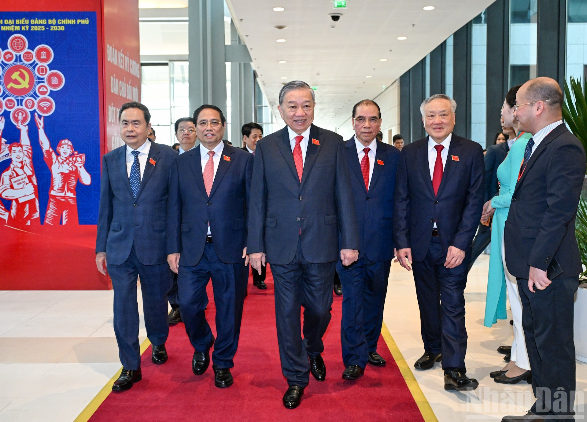 越共中央总书记苏林以及党和国家领导、前领导出席2025-2030年任期越共政府第一次代表大会。