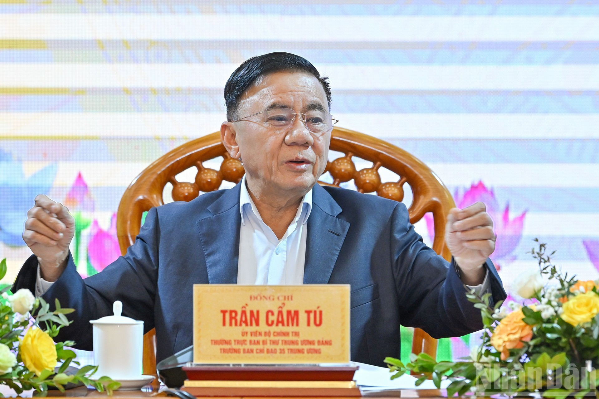 越共中央书记处常务书记陈锦秀主持会议。