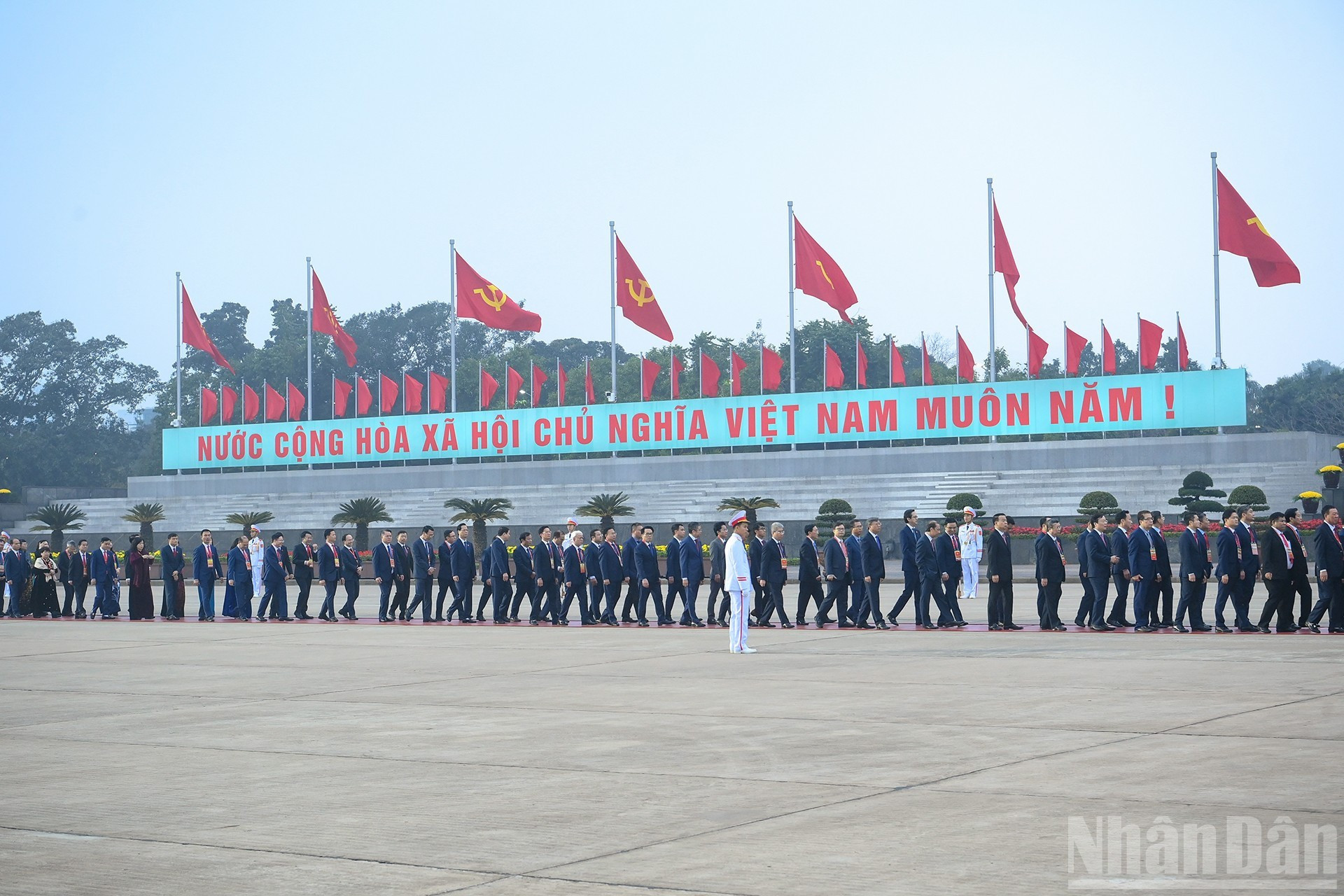 各位代表入陵瞻仰胡志明主席遗容。