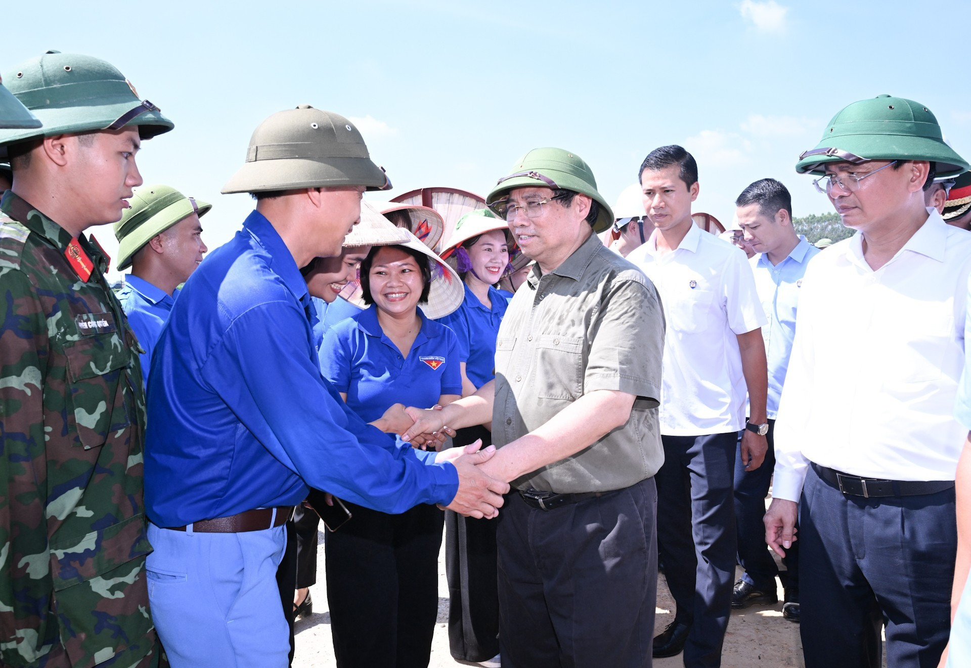 范明正总理赴现场慰问工厂施工单位。