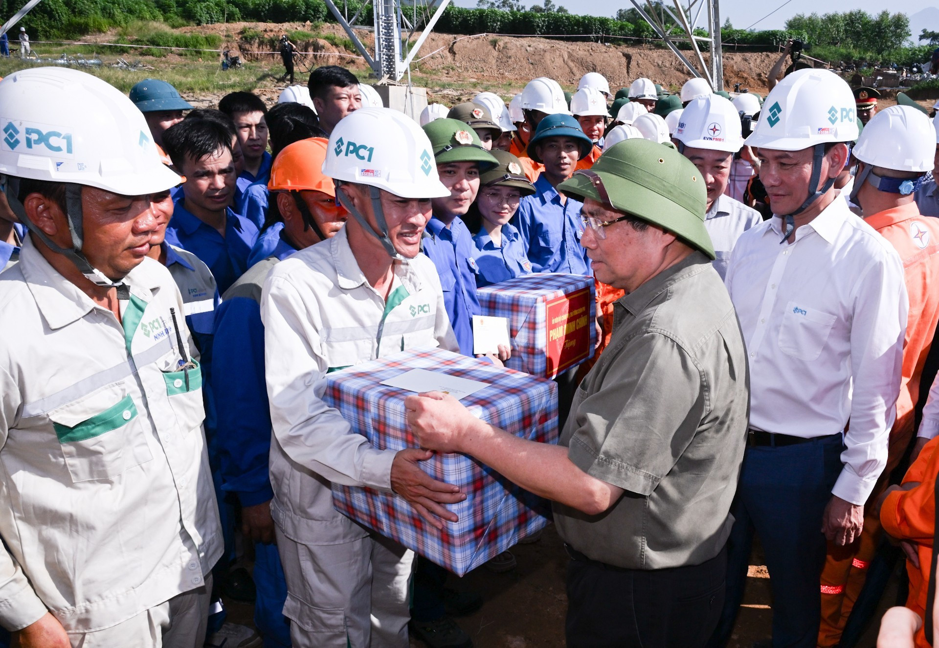 政府总理向施工现场的施工单位赠送礼物。