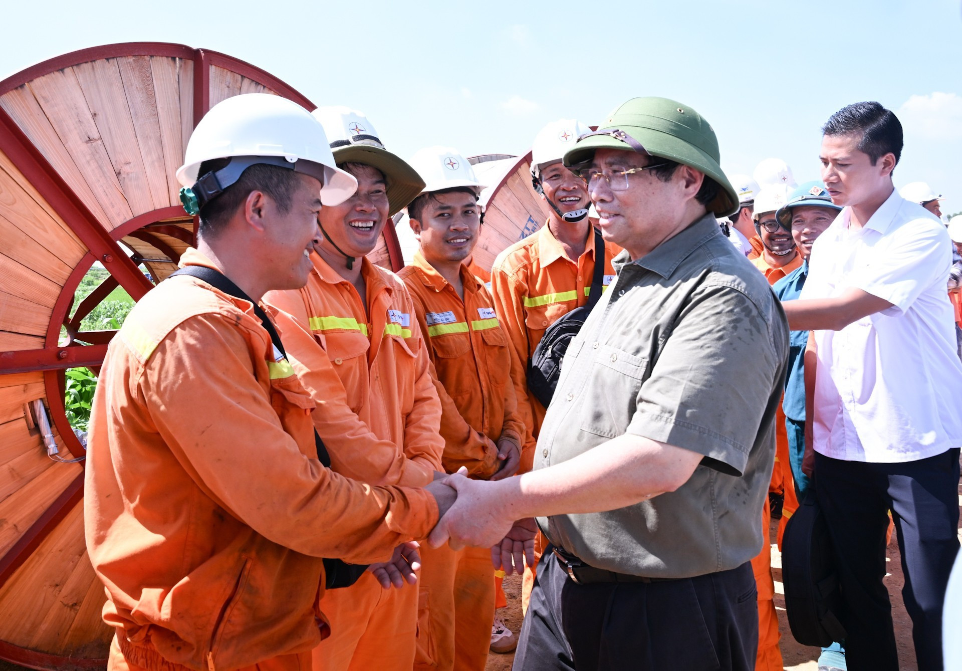 政府总理范明正看望慰问越南铁路工程技术人员和工人。