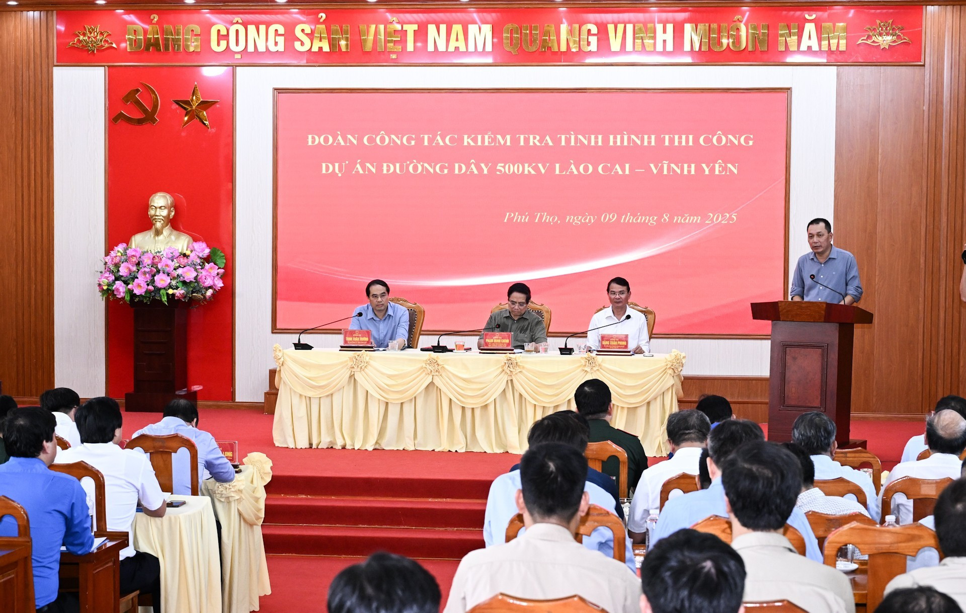 越南电力集团（EVN）董事长邓黄安在会上向总理汇报工作。