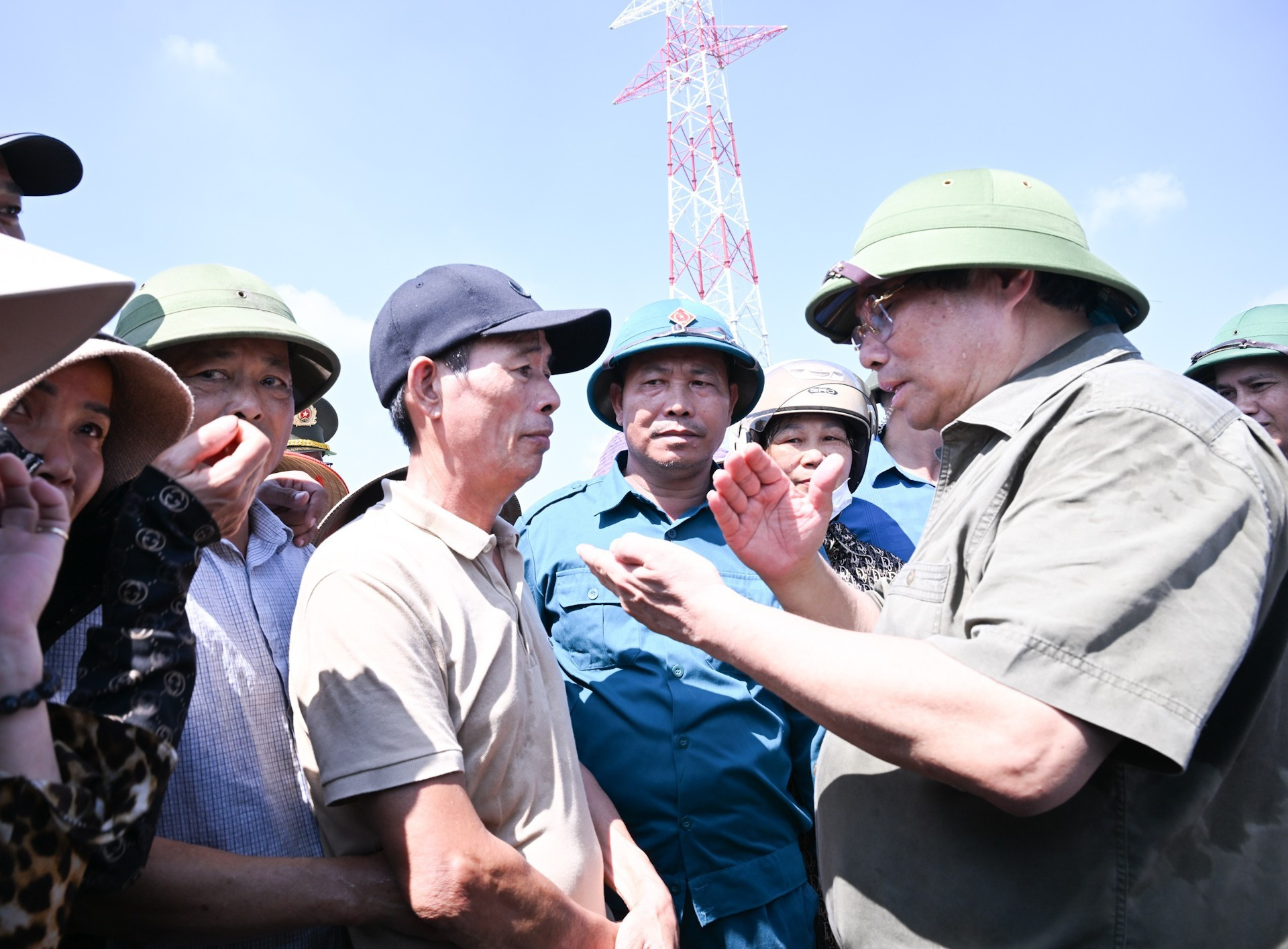 政府总理看望了项目地区人民。