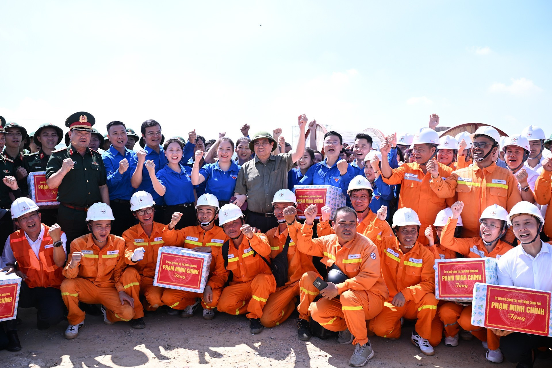 总理和建设单位表示决心按时完成老街-永安500千伏输电线路项目。