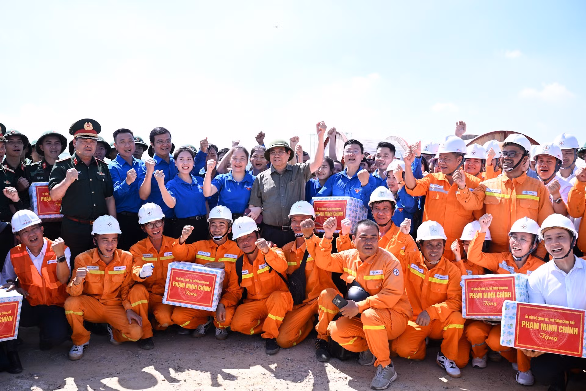 总理和建设单位表示决心按时完成老街-永安500千伏输电线路项目。