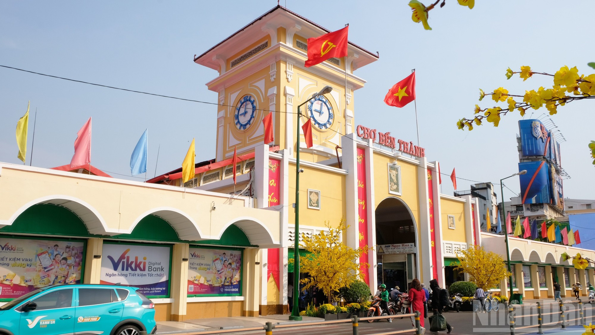 滨城市场始建于1912年，于1914年3月底竣工，占地约13000平方米，是胡志明市典型的建筑和历史象征之一。